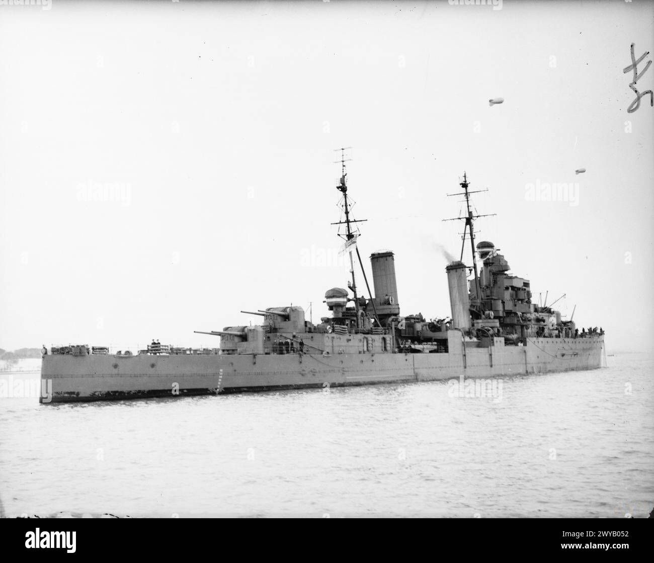 Le HMS Dido, un croiseur léger britannique de classe Dido, est documenté en février 1941 dans le Firth of Forth dans le cadre des opérations de la Royal Navy. Banque D'Images