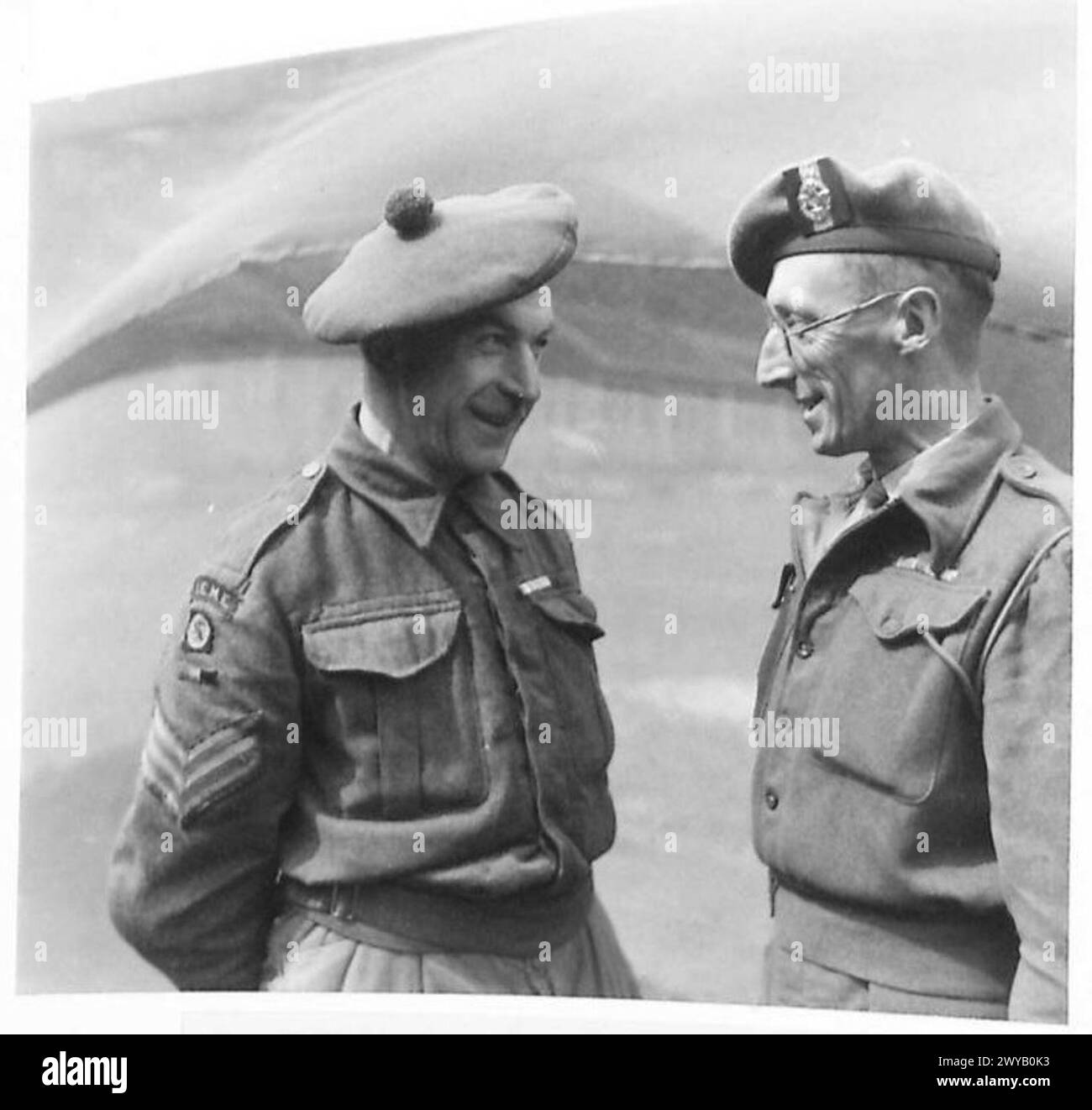 Le sergent H. Sambrook de Manchester discute avec le sergent-major A.S.M. J.N. Field de la 15e division écossaise, des groupes de libération No.3 et No.6 de l'armée britannique, du 21e groupe d'armées. Banque D'Images