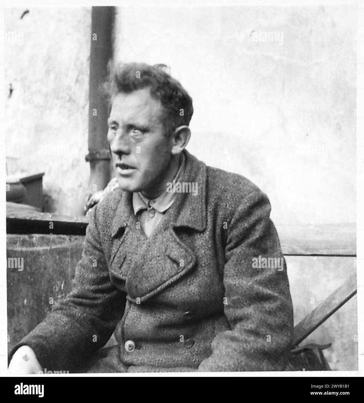 Un ancien nazi capturé semble battu à la suite d'une confrontation avec un soldat russe pendant la seconde Guerre mondiale Banque D'Images