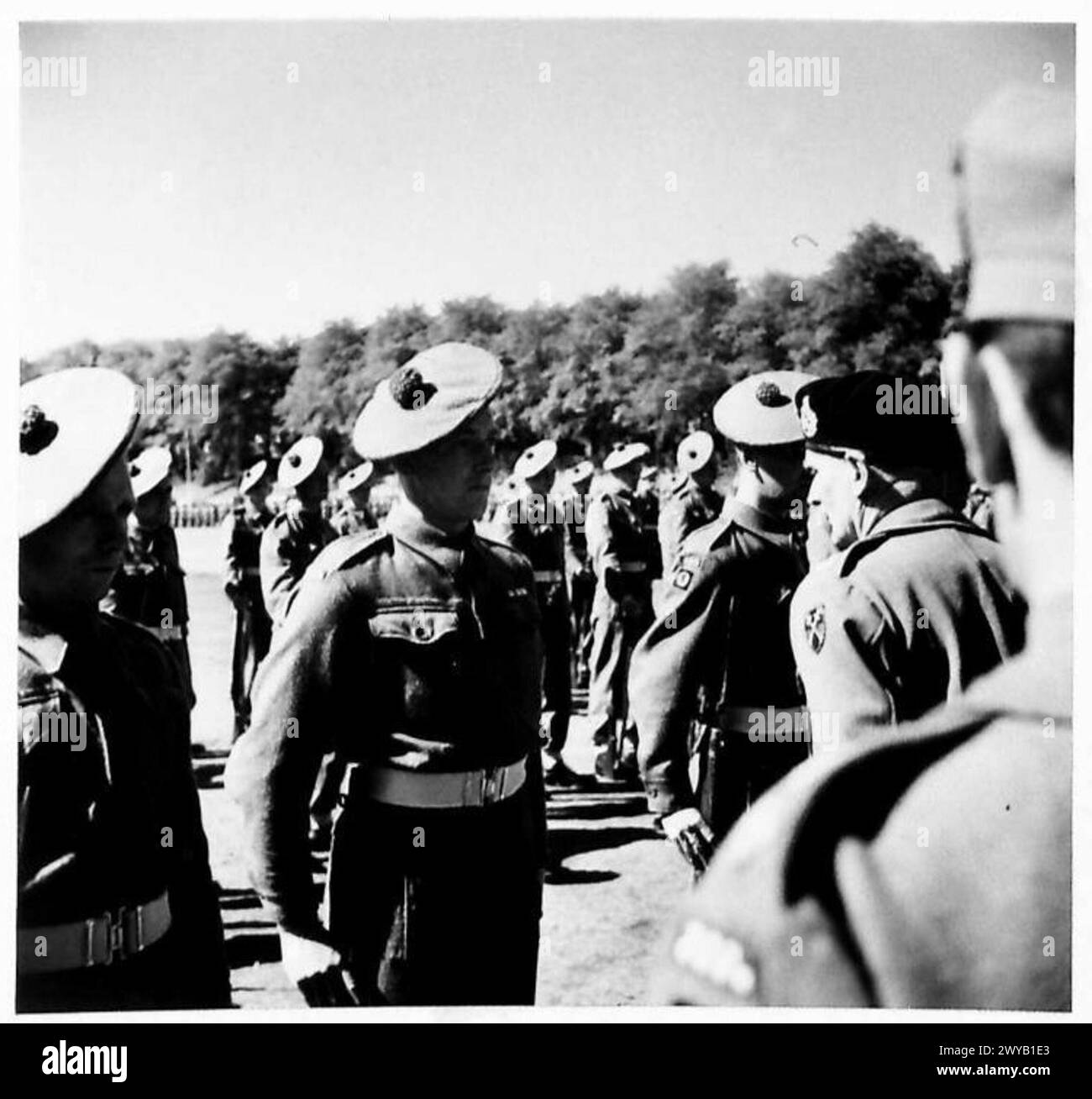 LE MARÉCHAL MONTGOMERY INSPECTE DES UNITÉS DE LA 15ème DIVISION ÉCOSSAISE : LUBECK - légende originale en temps de guerre : le maréchal parle au soldat Broadbent du 2ème Bn. Argyll & Sutherland Highlanders du 8 Bryon Road, Morecambe, Lancs., qui a servi 7 ans avec le Bataillon. Négatif photographique, Armée britannique, 21e groupe d'armées Banque D'Images