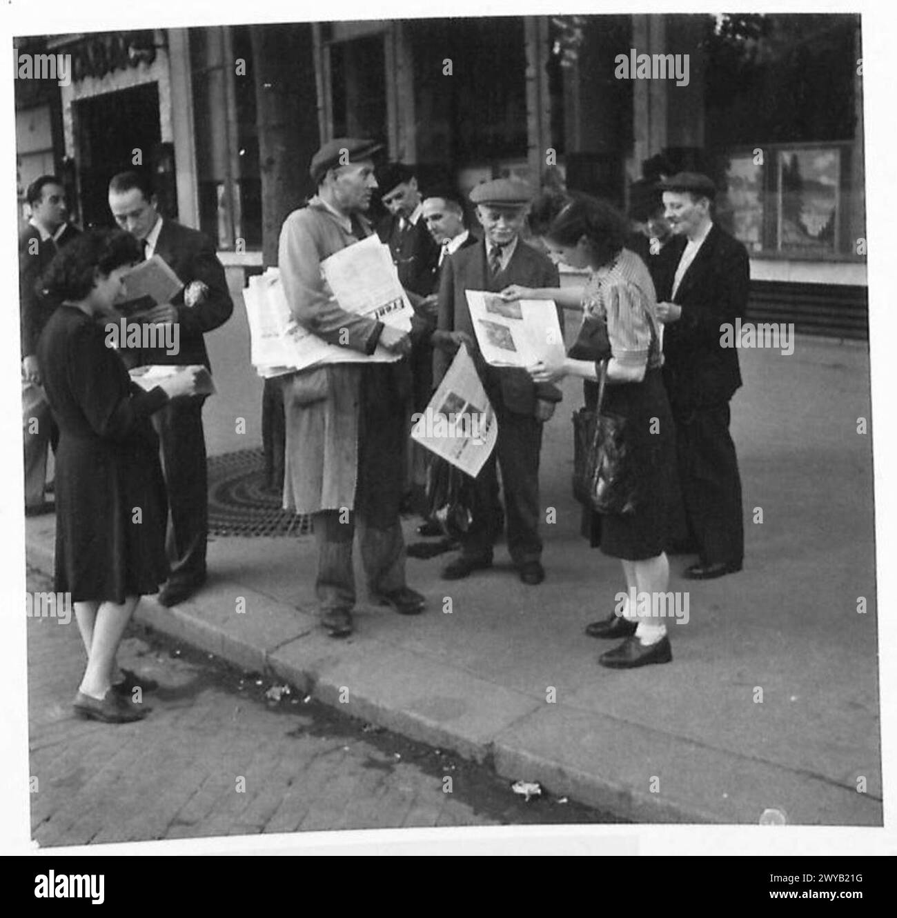 Un vendeur de papier de rue à Paris fait des affaires en temps de guerre. La photographie a été documentée par l'armée britannique, 21e groupe d'armées. Banque D'Images