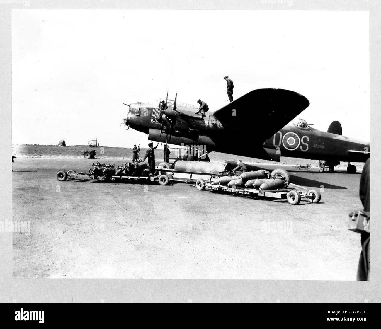 Lancaster Aircraft 'S for SUGAR' du No.467 Squadron, RAAF, stationné à Waddington en 1944, représenté dans un négatif photographique par la Royal Air Force. Banque D'Images