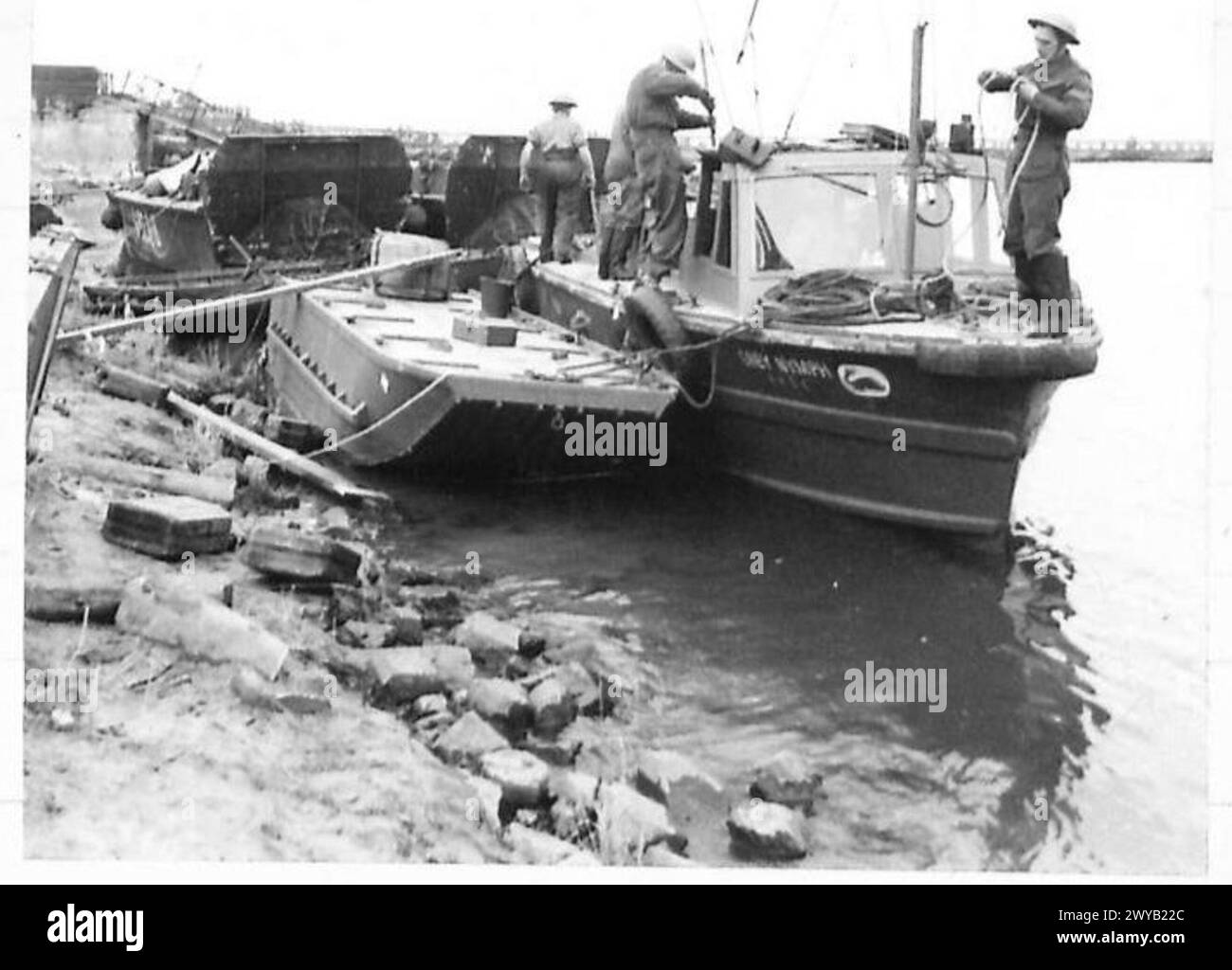La Motor Boat Company de 624 de la R.A. S.C., y compris le lanceur Grey Nymph, a fonctionné comme guides et lancements de sauvetage le jour J, documenté dans un négatif photographique par le British Army, 21st Army Group. Banque D'Images