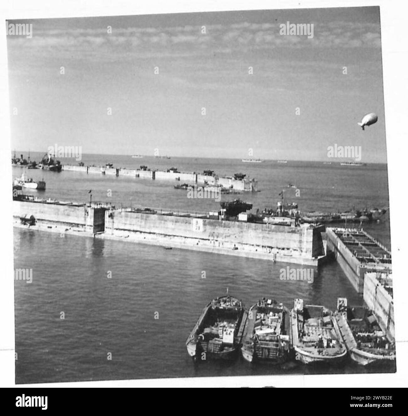 Les photographies montrent des caissons utilisés dans la construction portuaire préfabriquée. Négatif photographique de l'armée britannique, 21e groupe d'armées. Banque D'Images