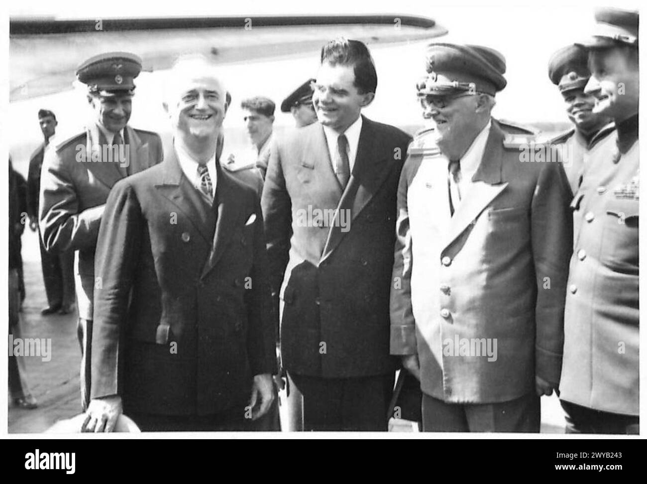 BIG THREE CONFERENCE : POTSDAM - légende originale en temps de guerre : M. Vyshinsky saluant Mr. James Byrnes [à gauche] Ministre américain des Affaires étrangères. Négatif photographique, Armée britannique, 21e groupe d'armées Banque D'Images