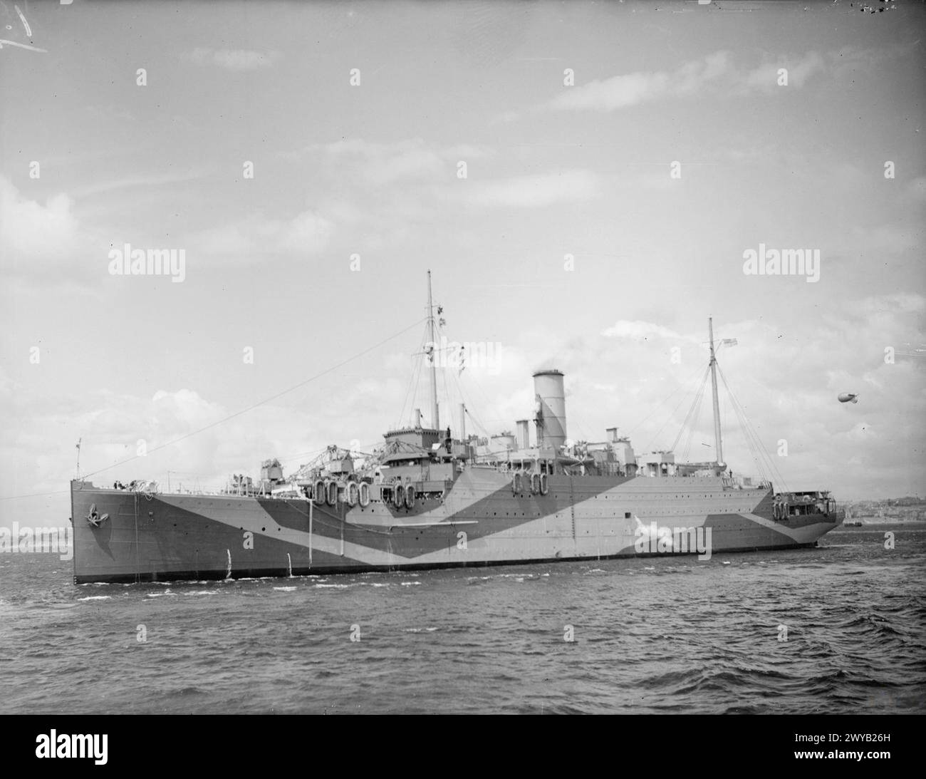 Le HMS Artifex, anciennement un paquebot Cunard, est installé comme navire de réparation de base, montré dans une vue en demi-proue à Plymouth le 18 mai 1944. Banque D'Images