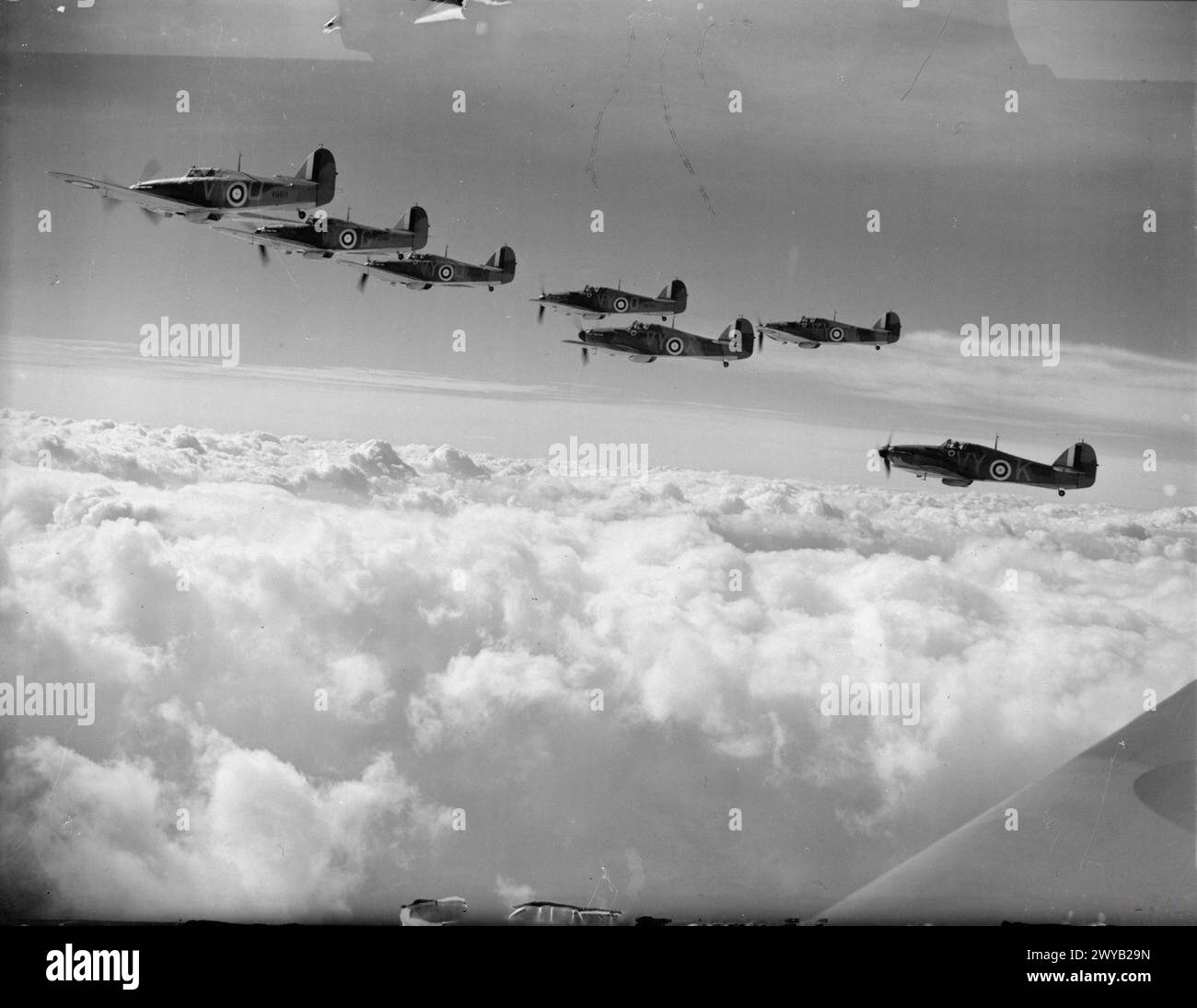 Les Hawker Hurricanes du No 85 Squadron volent en formation au-dessus de la Grande-Bretagne lors des opérations d'octobre 1940. Banque D'Images