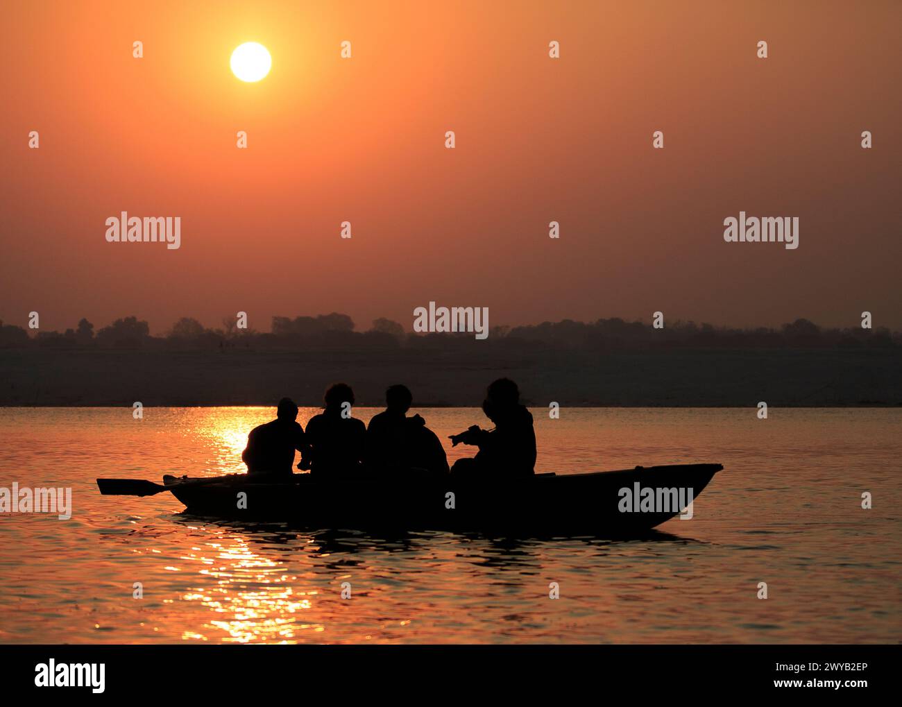 Barque à l'aube sur le Gange à Varanasi, Inde. Banque D'Images