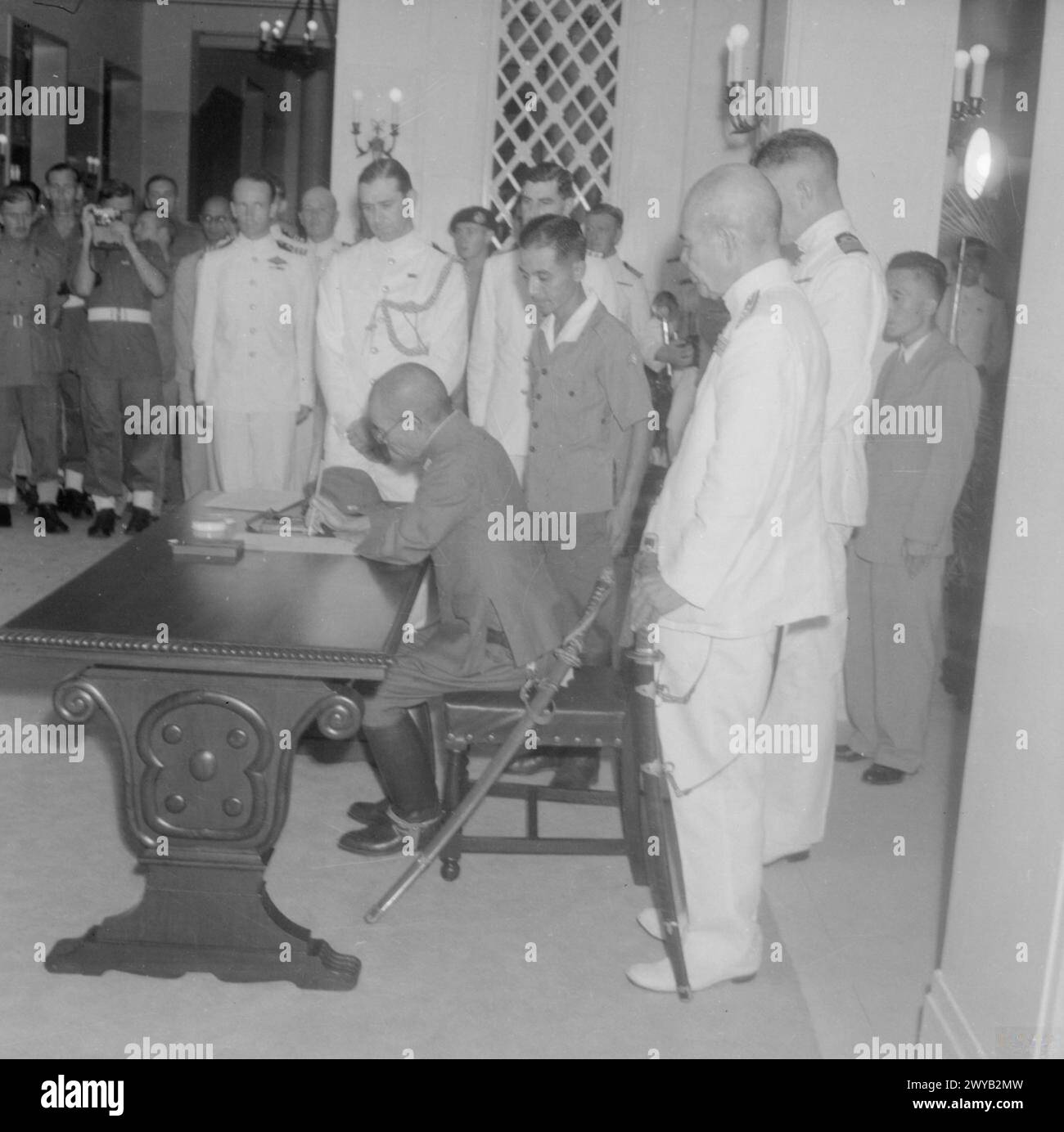 Le major-général Okada signe le document de reddition de l'armée japonaise à Government House à Hong Kong pendant la libération et le rapatriement de Singapour, de la Malaisie et de Hong Kong en août-septembre 1945. Banque D'Images