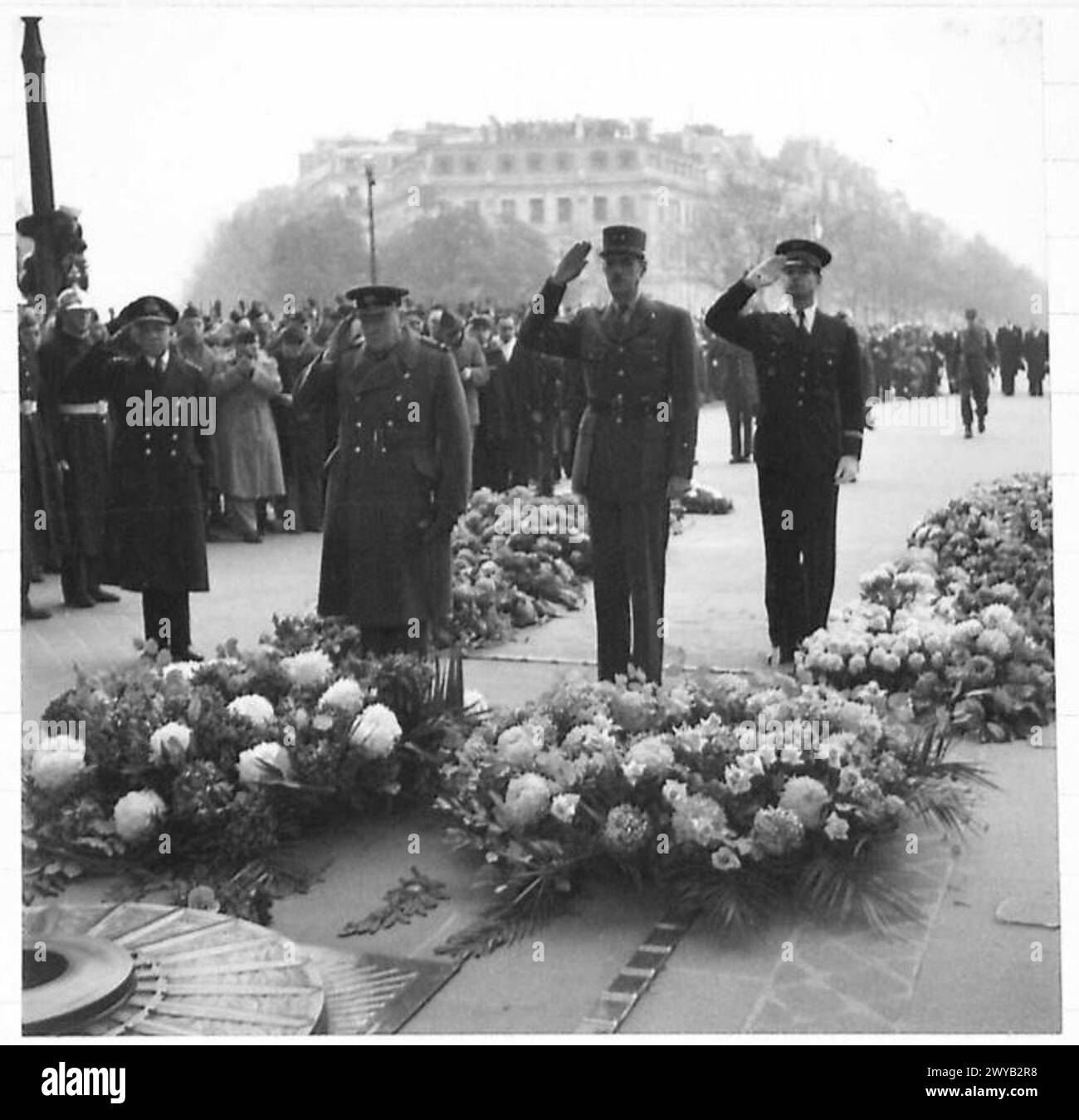 À l'Arc de Triomphe à Paris, Winston Churchill et le général Charles de Gaulle saluent le tombeau du soldat inconnu de France lors d'un défilé du jour de l'Armistice. Banque D'Images