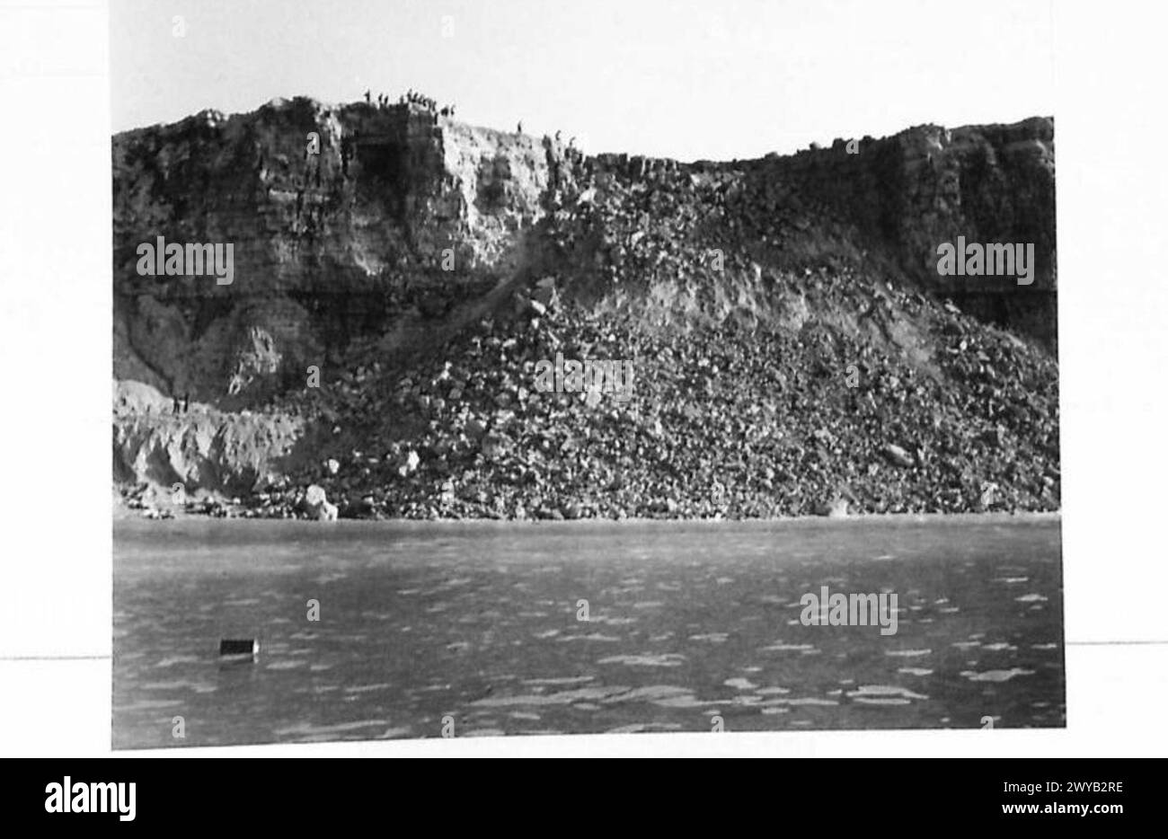 Les ingénieurs de l'armée britannique démolissent une falaise pour la relier au bras du port dans le cadre de la construction portuaire préfabriquée, 21e groupe d'armées, Normandie, 1944. Banque D'Images