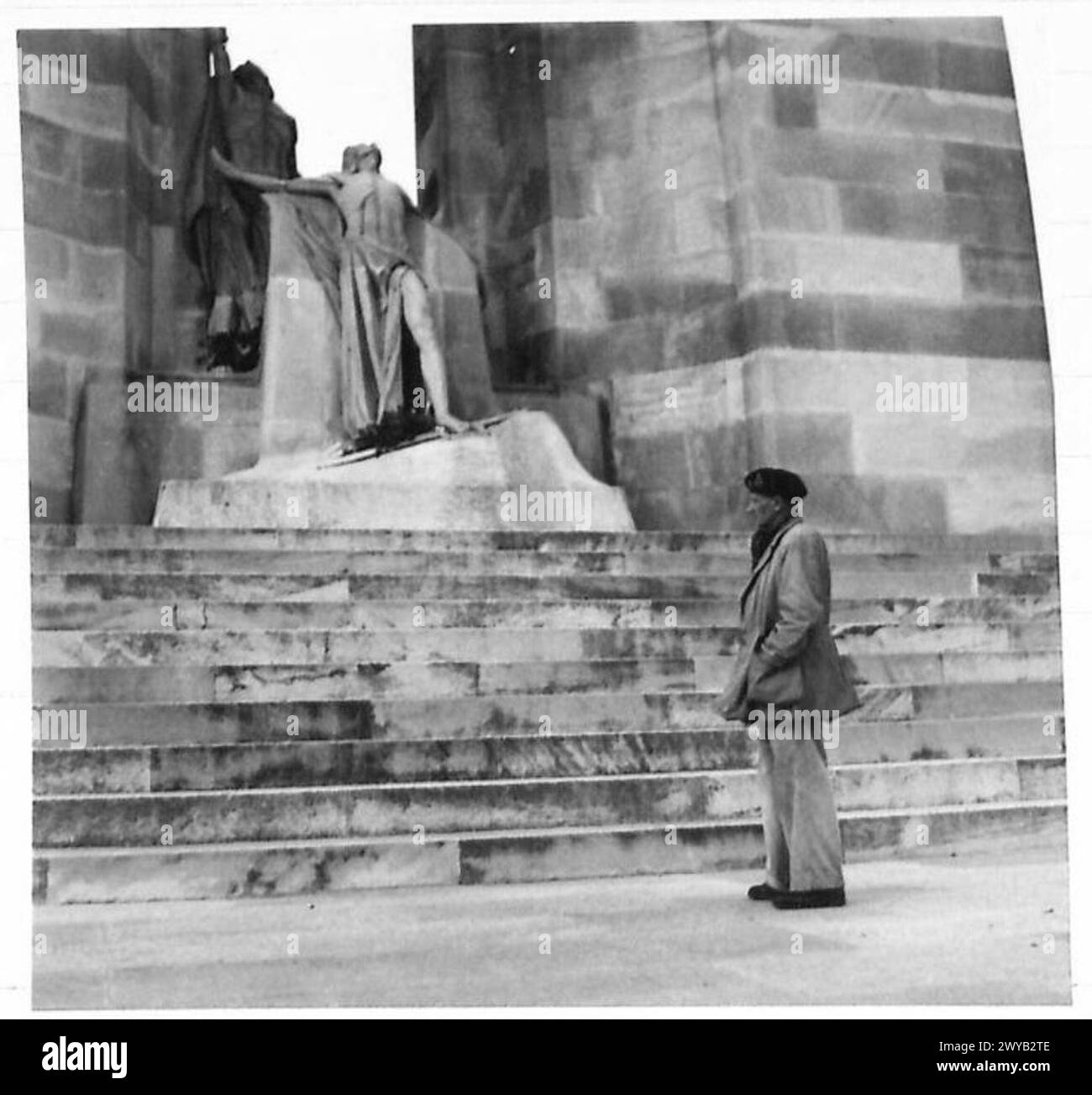 Le maréchal Montgomery visite le Monument commémoratif de guerre du Canada à la crête de Vimy alors qu’il se déplace avec les 5e et 6e Commandos en Belgique pendant les opérations de l’armée britannique. Banque D'Images