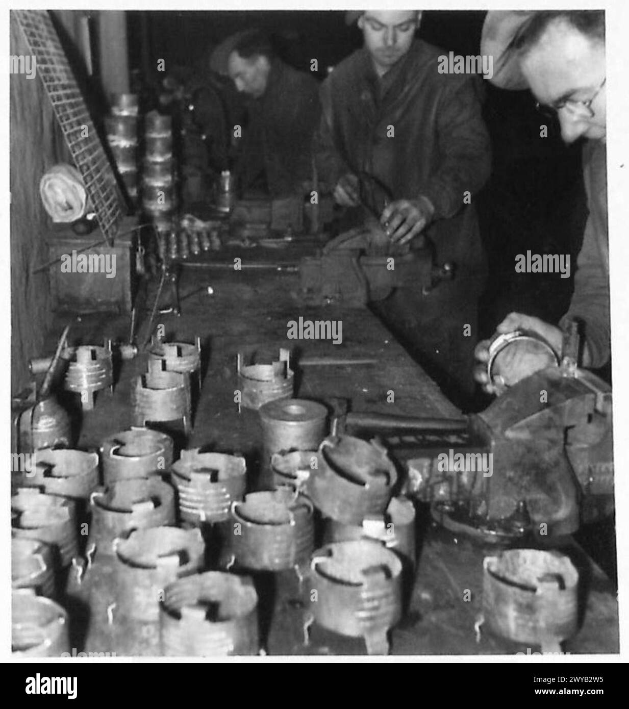 Le caporal Green de Londres et le caporal Roberst de Manchester modifient les pare-brise des véhicules en sciant les évents d'aération et en installant des brides, démontrant l'entretien des véhicules par le personnel de l'armée britannique du 21e groupe d'armées. Banque D'Images