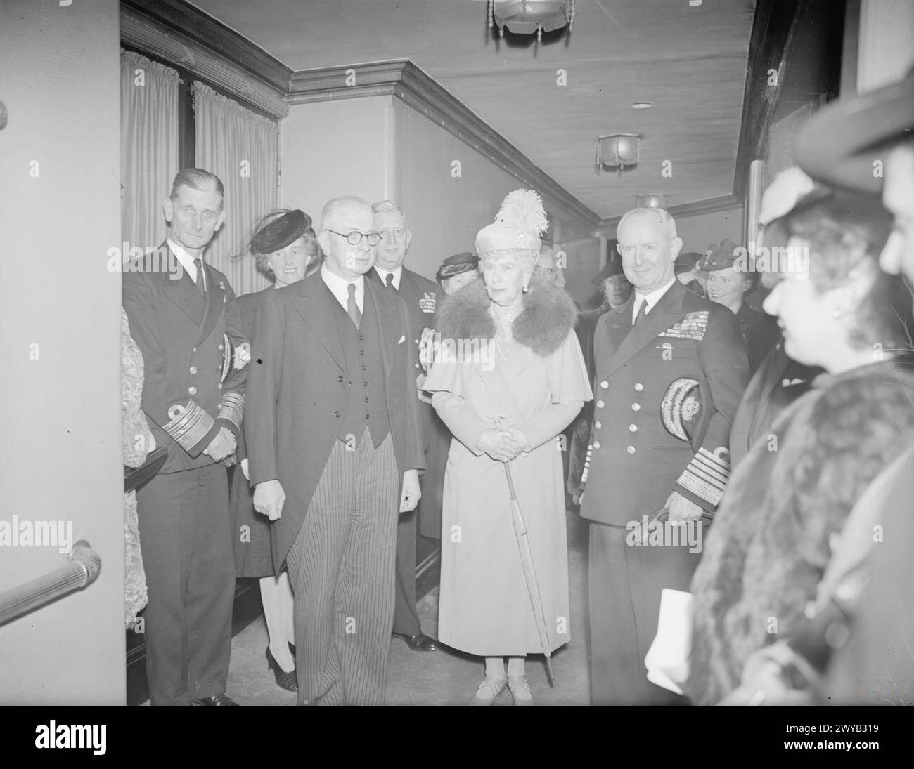 LA REINE MARIE ASSISTE À UNE MATINÉE DE CHARITÉ NAVALE. 26 OCTOBRE 1945, GLOBE THEATRE, LONDRES. LA REINE MARY A ASSISTÉ À UNE REPRÉSENTATION EN MATINÉE DE WHILE THE SUN SHINES DONNÉE PAR LES JOUEURS DE COLLINGWOOD EN AIDE AU KING GEORGE'S FUND FOR SAILORS. - Sa Majesté avec le premier Lord de la mer, RT Hon Lord Cunningham de Hyndhope, KT (à droite) et RT Hon A V Alexander, CH, MP, First Lord of the Amiralty (à gauche). L'extrême gauche est l'amiral Sir Algernon Willis, KCB, CB, DSO, second Sea Lord. , Banque D'Images