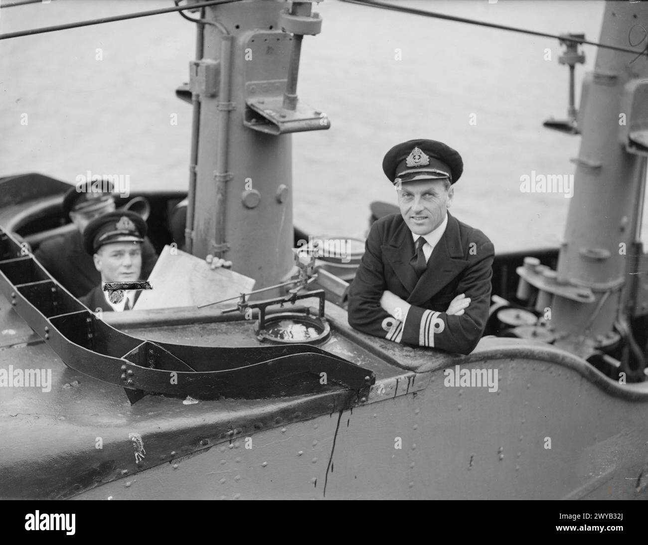 LE TALISMAN SOUS-MARIN HM RENTRE CHEZ LUI. 11 FÉVRIER 1942, HOLY LOCH. LE HMS TALISMAN REVIENT APRÈS UNE PÉRIODE DE SERVICE RÉUSSIE EN MÉDITERRANÉE. - Le commandant, le lieutenant CdR M Willmott, RN, sur le pont du HMS TALISMAN. , Banque D'Images