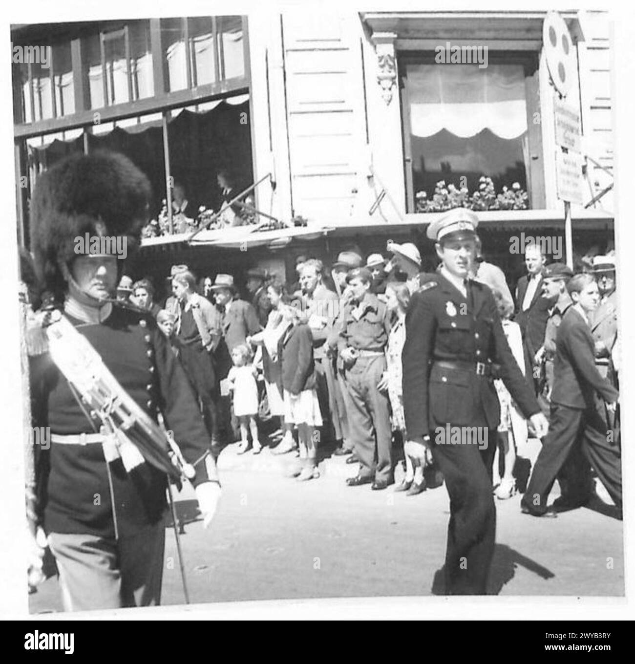 VISITE DE PARACHUTISTES À COPENHAGUE - légende originale en temps de guerre : ils regardent la Garde du Roi marcher dans les rues. Négatif photographique, Armée britannique, 21e groupe d'armées Banque D'Images