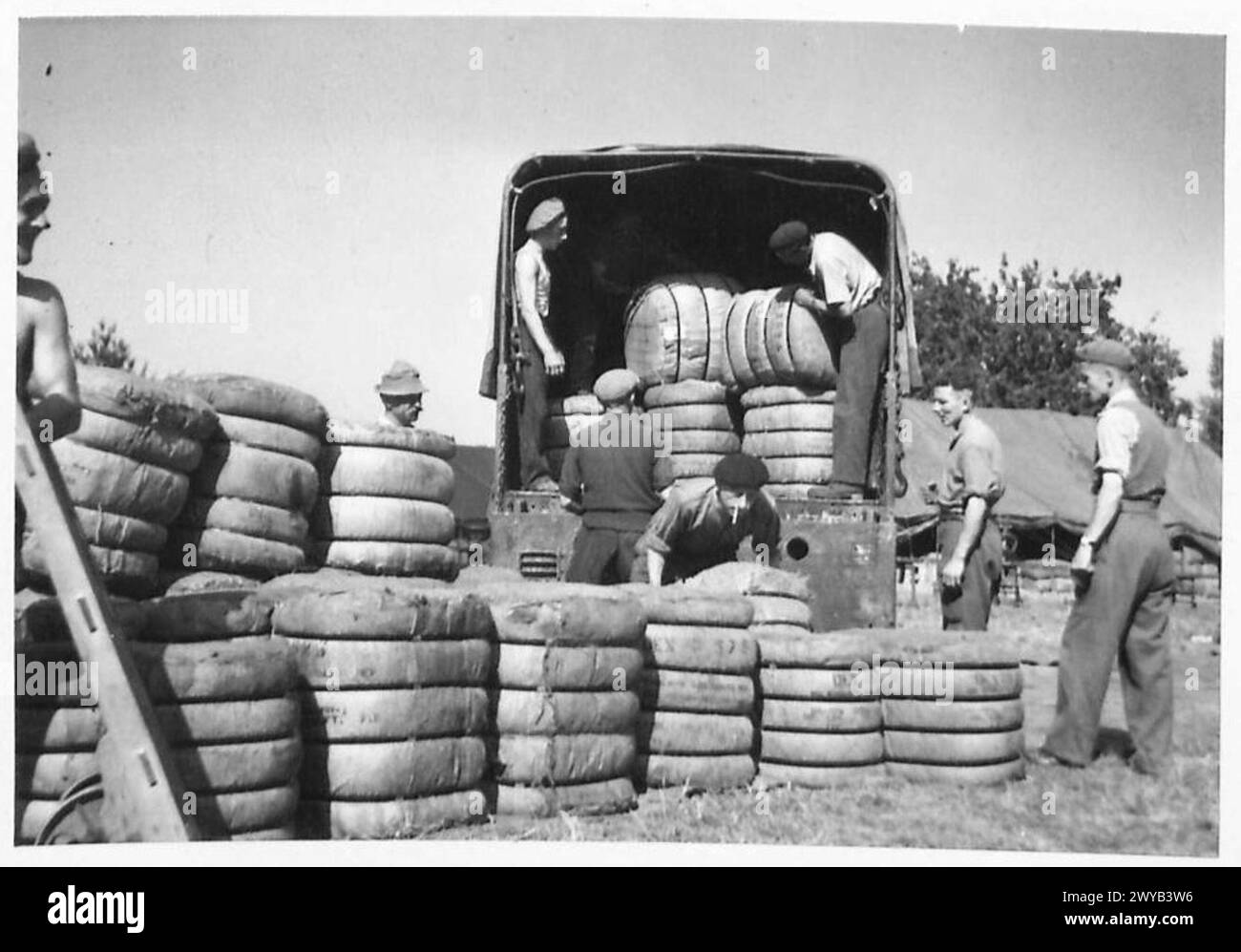 Les Républicains espagnols chargent des vêtements sur un camion pour se procurer de la nourriture à Paris. L'image est un négatif photographique de l'armée britannique, 21e groupe d'armées. Banque D'Images Les Républicains espagnols chargent des vêtements sur un camion pour se procurer de la nourriture à Paris. L'image est un négatif photographique de l'armée britannique, 21e groupe d'armées. Banque D'Images