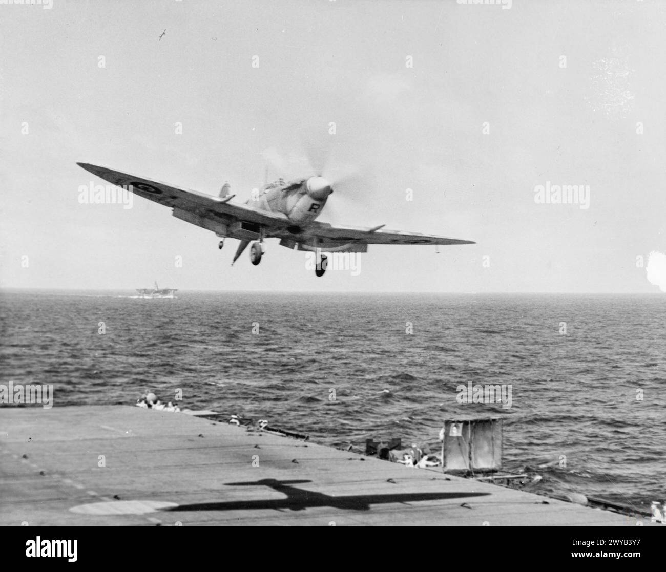 LE BRAS AÉRIEN DE LA FLOTTE À SALERNE. NOVEMBRE 1943, À BORD DU PORTE-AVIONS D'ESCORTE HMS HUNTER PENDANT LES OPÉRATIONS DE SALERNE. - Un feu de mer du CHASSEUR ayant reçu le signal 'Wave round' (Go round again). , Banque D'Images