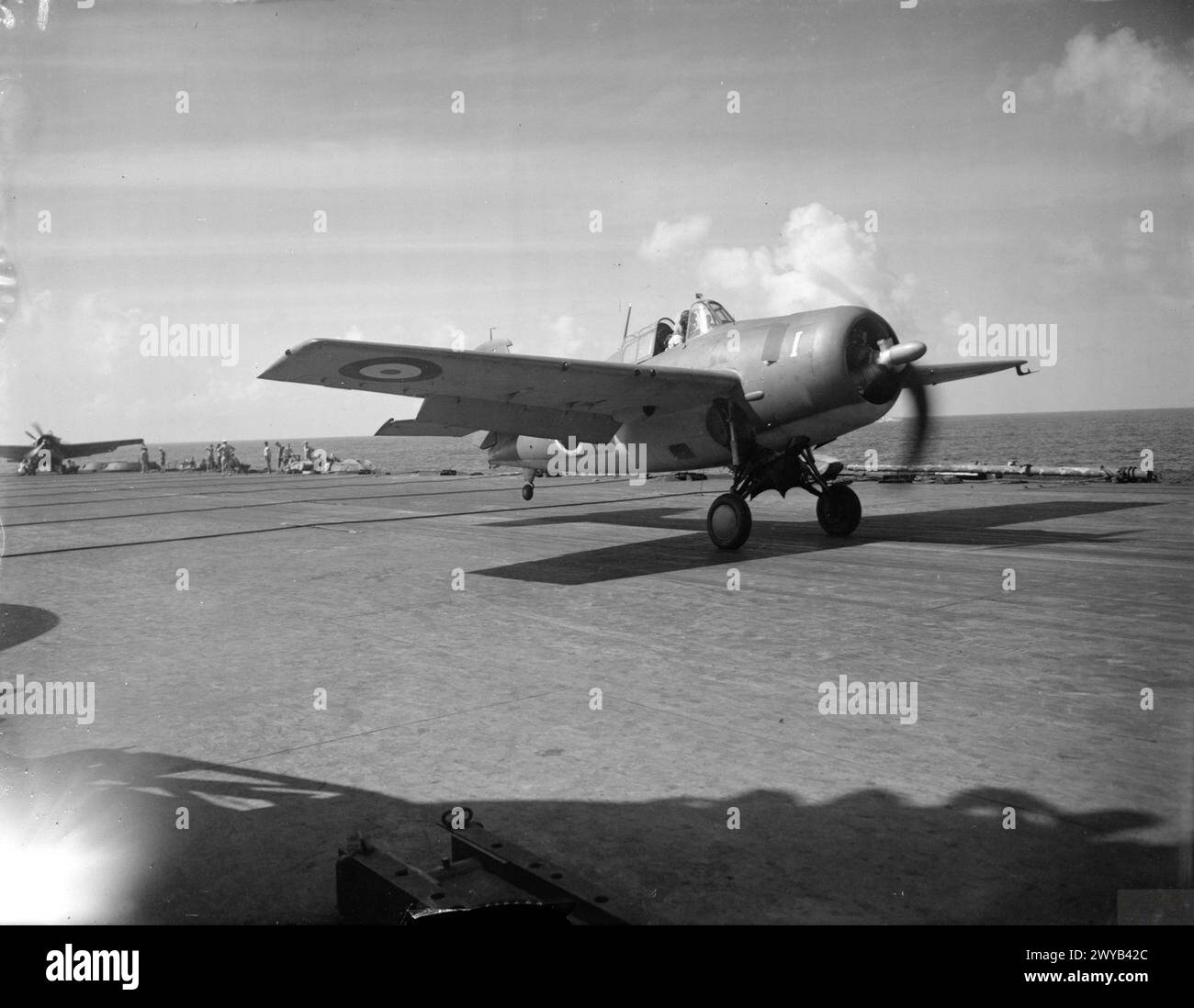 LE PORTE-AVIONS BRITANNIQUE, HMS FORMIDABLE, EN SERVICE ACTIF. SEPTEMBRE 1942. - Un Martlet s'envole. , Banque D'Images