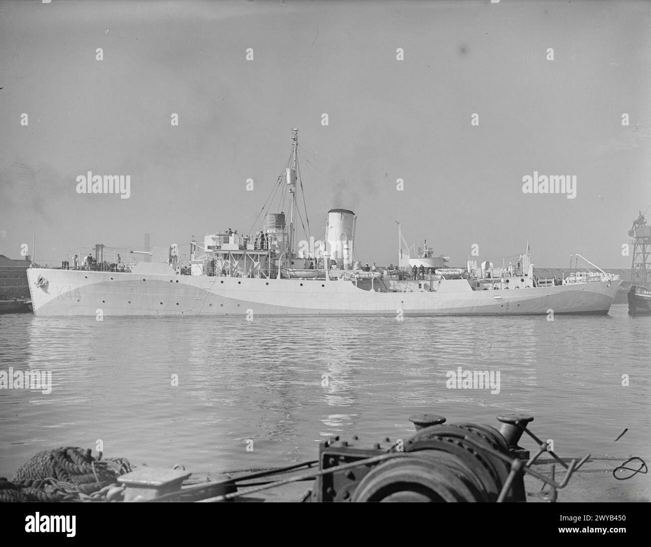 Le 4 juin 1942, le HMS Wallflower, une corvette britannique de classe Flower de la Royal Navy, est exposé en mer. Banque D'Images