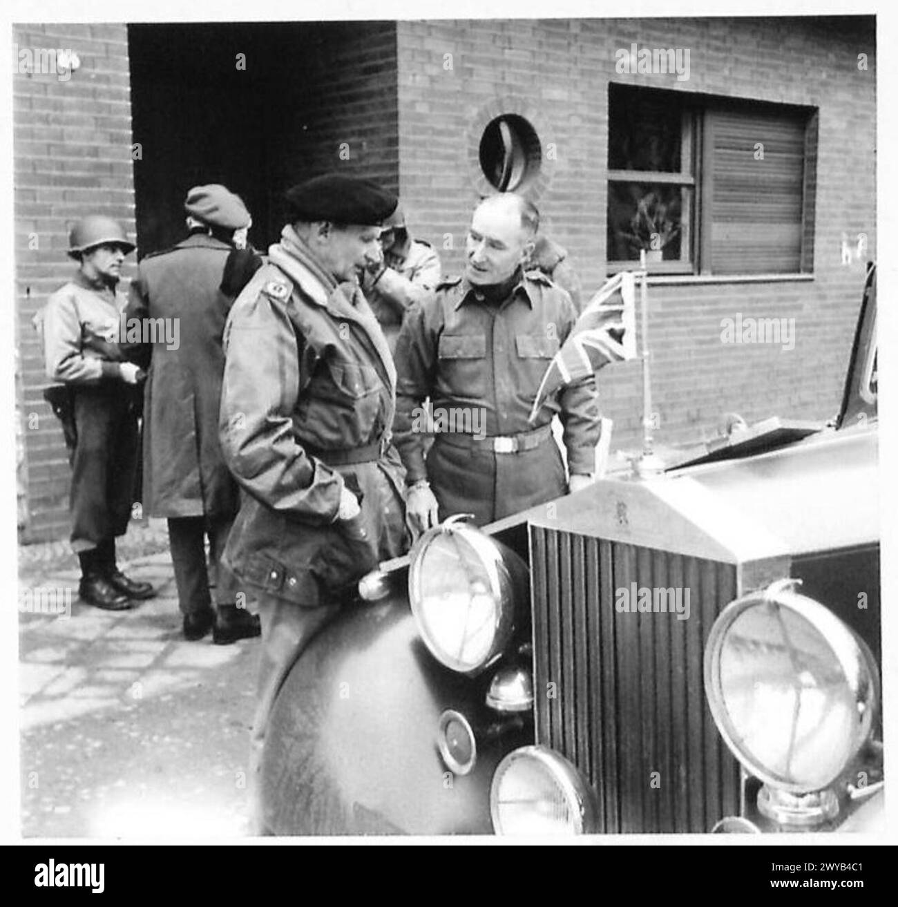 Le maréchal Montgomery et le major-général Gillem du 13 corps de la 9e armée américaine étudient une carte des dernières positions au quartier général, documentée dans un négatif photographique par le British Army, 21e groupe d'armées. Banque D'Images