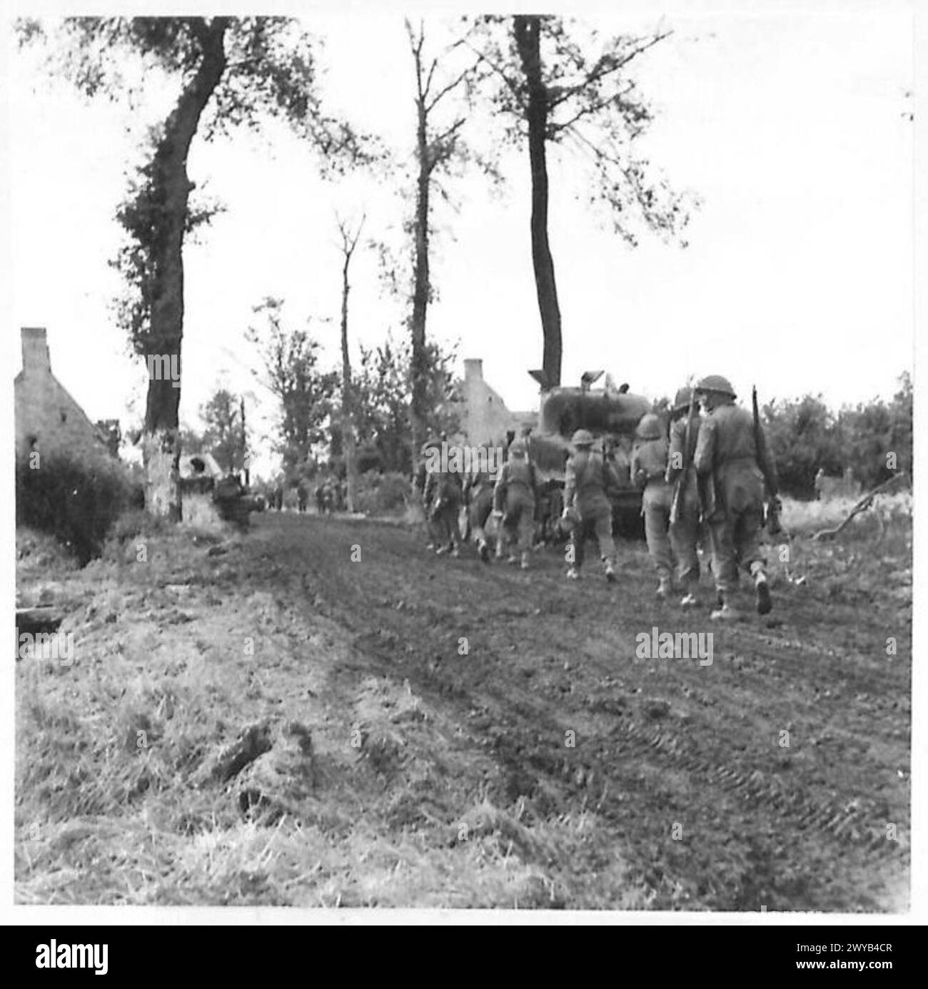 Les hommes de la 49e division (West Riding), infanterie légère de Durham, retournent par Fontenay-le-Pesnel après être sortis de la ligne. Négatif photographique, armée britannique, 21e groupe d'armées. Banque D'Images