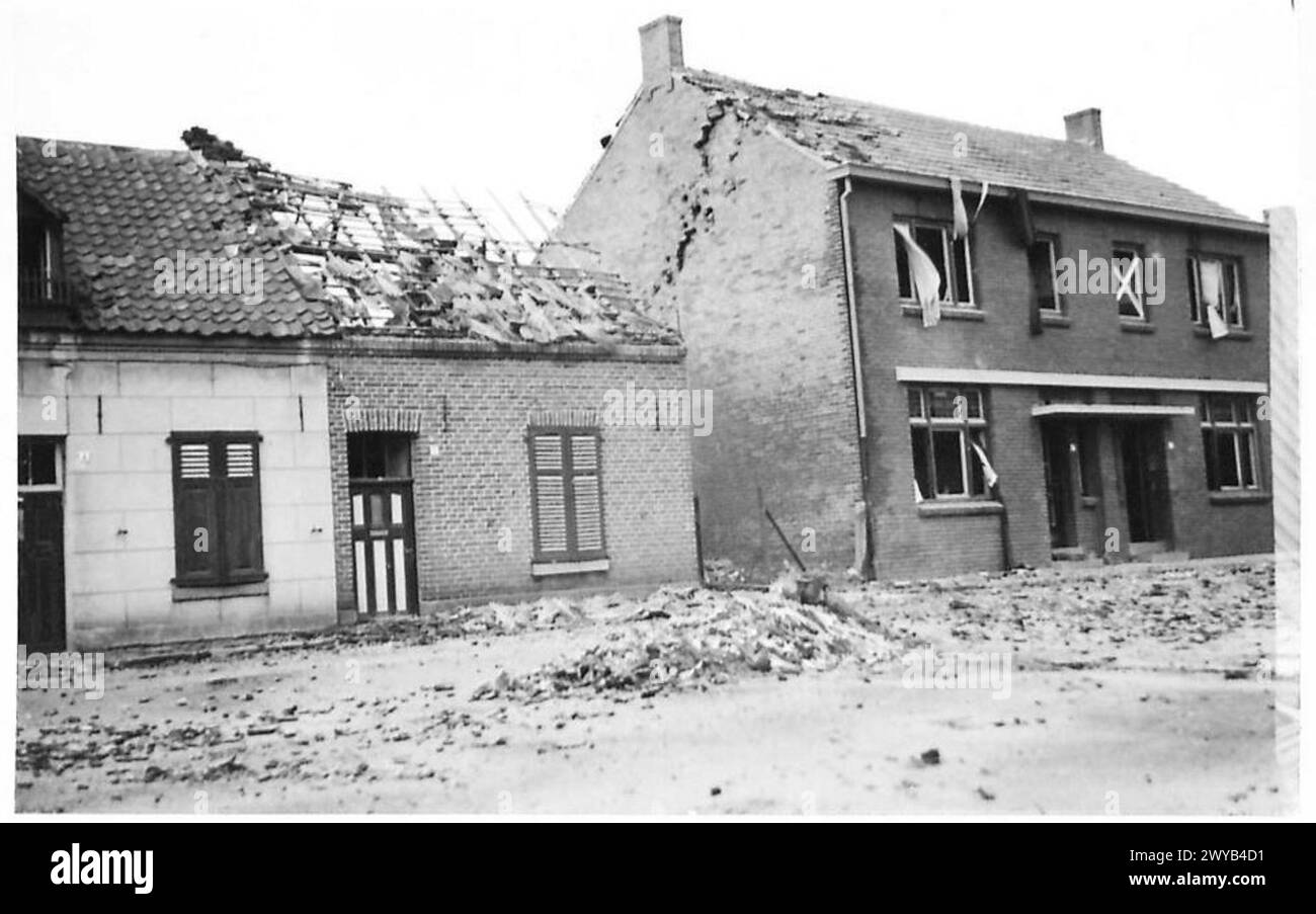 Les rues désertes et les maisons endommagées de Blerick illustrent les effets de la destruction en temps de guerre. Négatif photographique capturé par l'armée britannique, 21e groupe d'armées. Banque D'Images