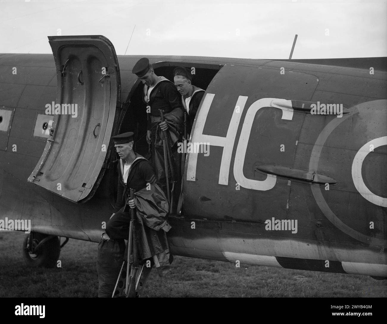 Les détachements de la Royal Navy et de la Marine participent à une marche cérémonielle à travers Berlin le 12-13 juillet 1945, certains débarquant à l'aéroport de Gatow après avoir été transportés de Hambourg. Banque D'Images