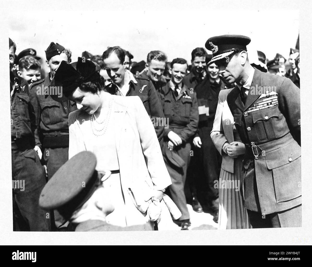 Entre 1940 et 1945, la Royal Air Force opéra en Grande-Bretagne, documentée dans des négatifs photographiques montrant du personnel et des avions. Banque D'Images