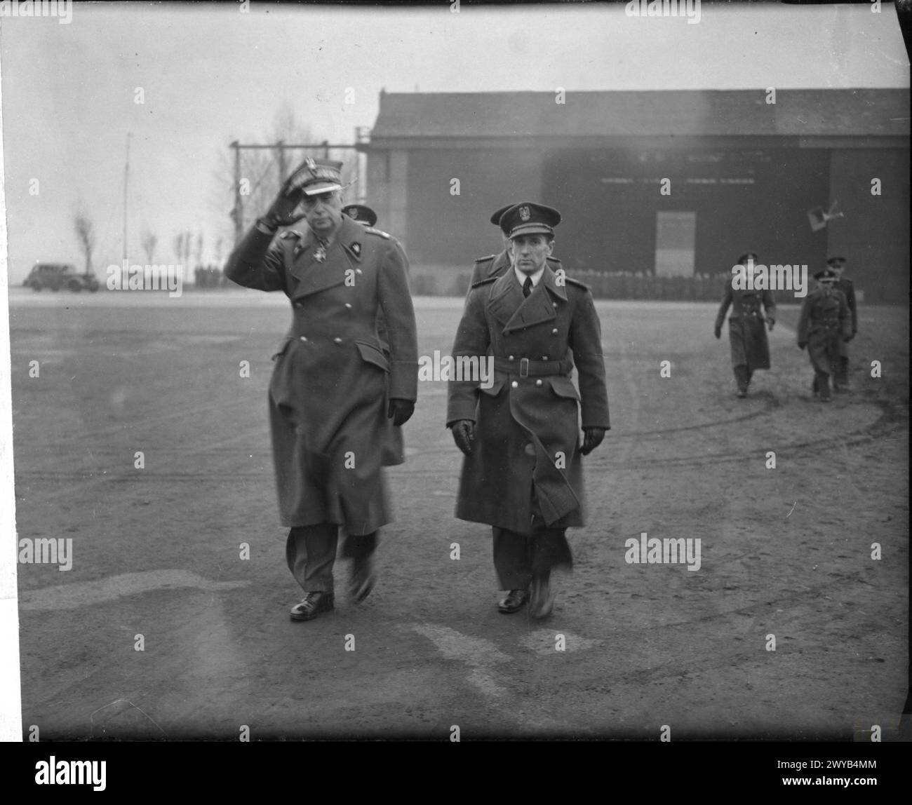 L'ARMÉE DE L'AIR POLONAISE EN GRANDE-BRETAGNE, 1940-1947 - le chef d'escadron Zdzisław Krasnodębski fut le premier commandant de l'escadron de chasse polonais no 303 pendant la bataille d'Angleterre. Le général Kazimierz Sosnkowski, C-in-C des forces armées polonaises, accompagné du chef d'escadron Zdzisław Krasnodębski, à la RAF Northolt, le 24 février 1944. Le général Sosnkowski visita la station pour décorer le commandant de l'escadre Aleksander Gabszewicz, commandant de l'escadre no 131 (polonais), avec la Croix d'or du Virtuti Militari. , Forces aériennes polonaises, Forces aériennes polonaises, 1st Polish Wing, Forces aériennes polonaises, 303 chasseur 'Kościuszko' Squ Banque D'Images