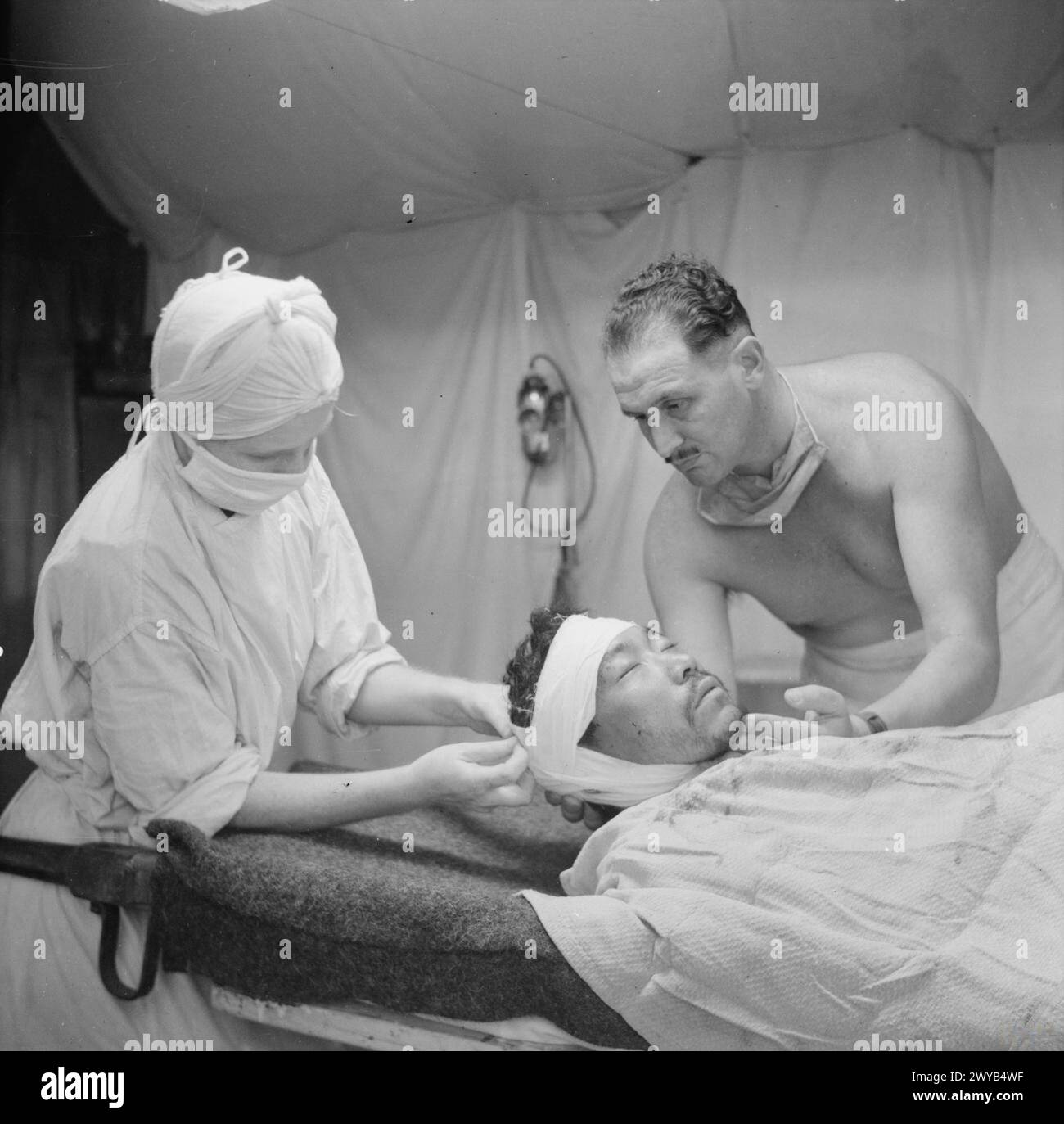 Prisonniers de guerre japonais recevant un traitement médical sous supervision, axé sur les soins de santé et la récupération dans un environnement contrôlé. Banque D'Images