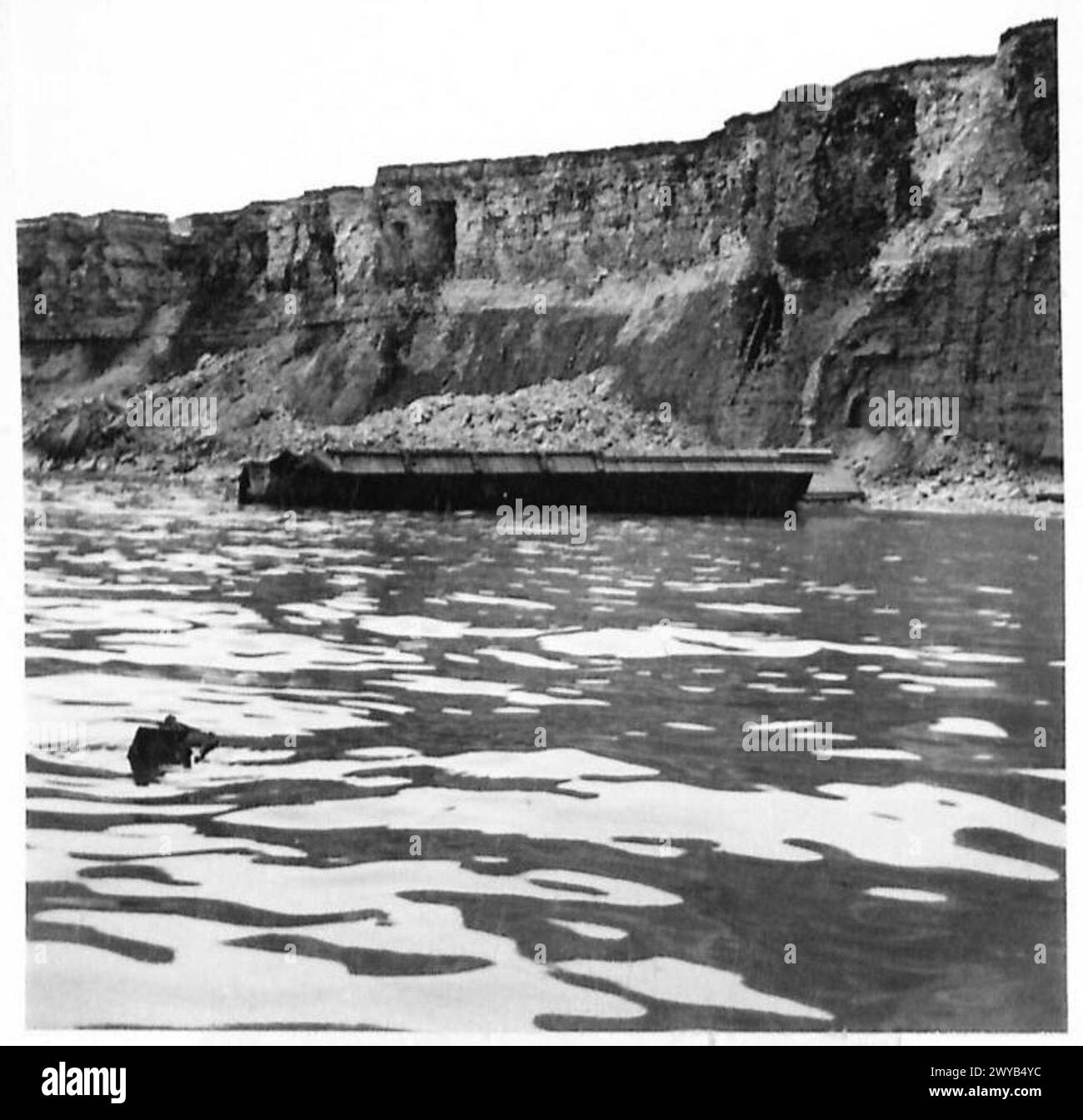 LA CONSTRUCTION D'Un PORT FLOTTANT À ARROMANCHES, NORMANDIE - légende originale de temps de guerre : équipement et navigation naufragés par la tempête. Négatif photographique, Armée britannique, 21e groupe d'armées Banque D'Images