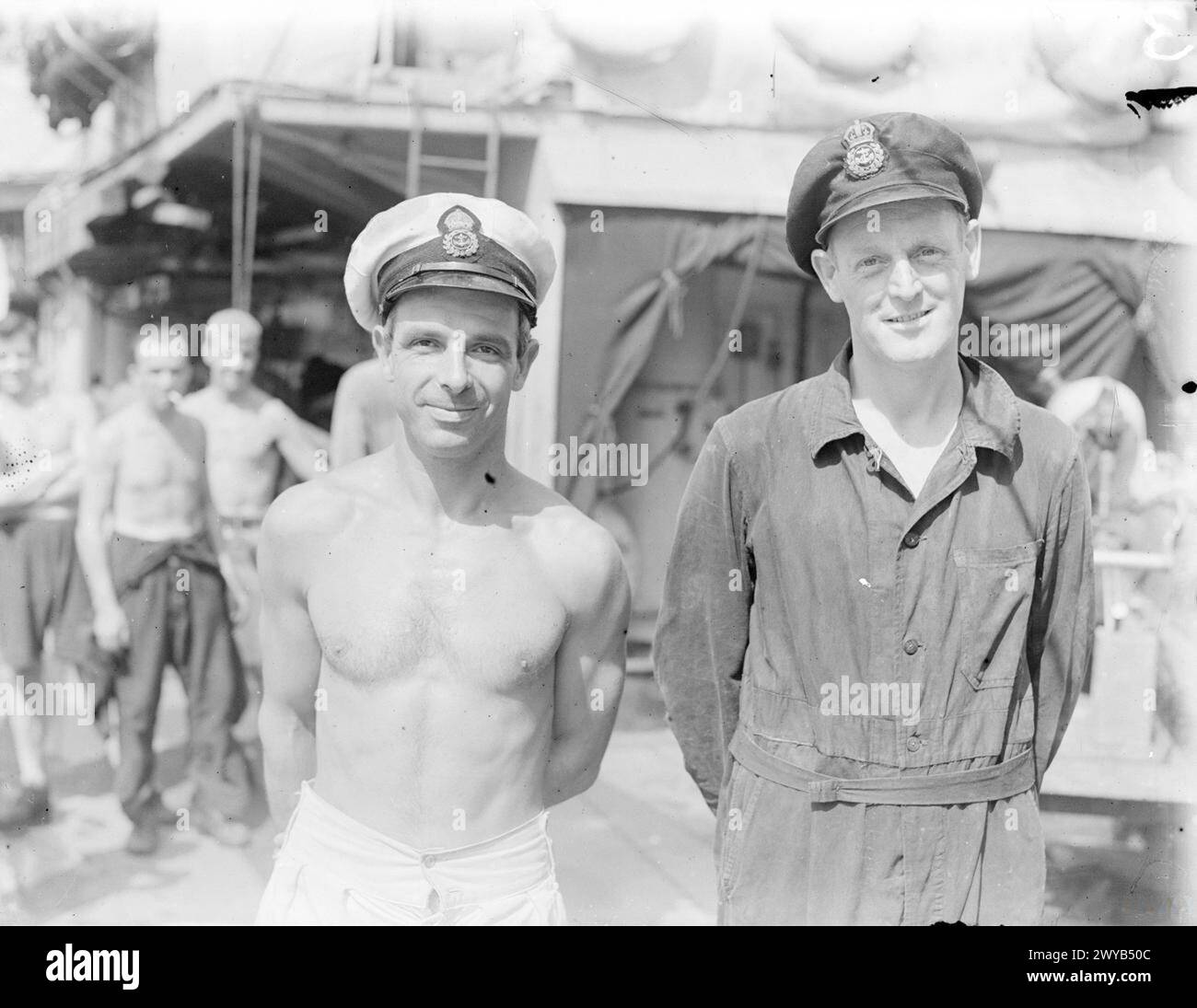 LE DESTROYER BRITANNIQUE ARMADA COULE UN CROISEUR JAPONAIS. 22 MAI 1945, À BORD DU HMS SAUMAREZ, À TRINCOMALEE. LE HMS SAUMAREZ, UNE FLOTTILLE DE DESTROYERS BRITANNIQUES QUI COULA UN CROISEUR JAPONAIS DE LA CLASSE NATI DANS LE DÉTROIT DE MALECCA. - Le premier maître F W Wilkes, CGM, le compagnon du tireur torpilleur du SAUMAREZ, et l'artisan en chef de la salle des machines S Rundle, DSM, qui sont avec SAUMAREZ depuis sa première mise en service. Ils reçoivent leurs décorations lors de l'action DU SCHARNHORST lorsque SAUMAREZ revendique deux coups de torpille sur le cuirassé allemand. Ils sont tous les deux de Dartmouth, Devon. , Banque D'Images