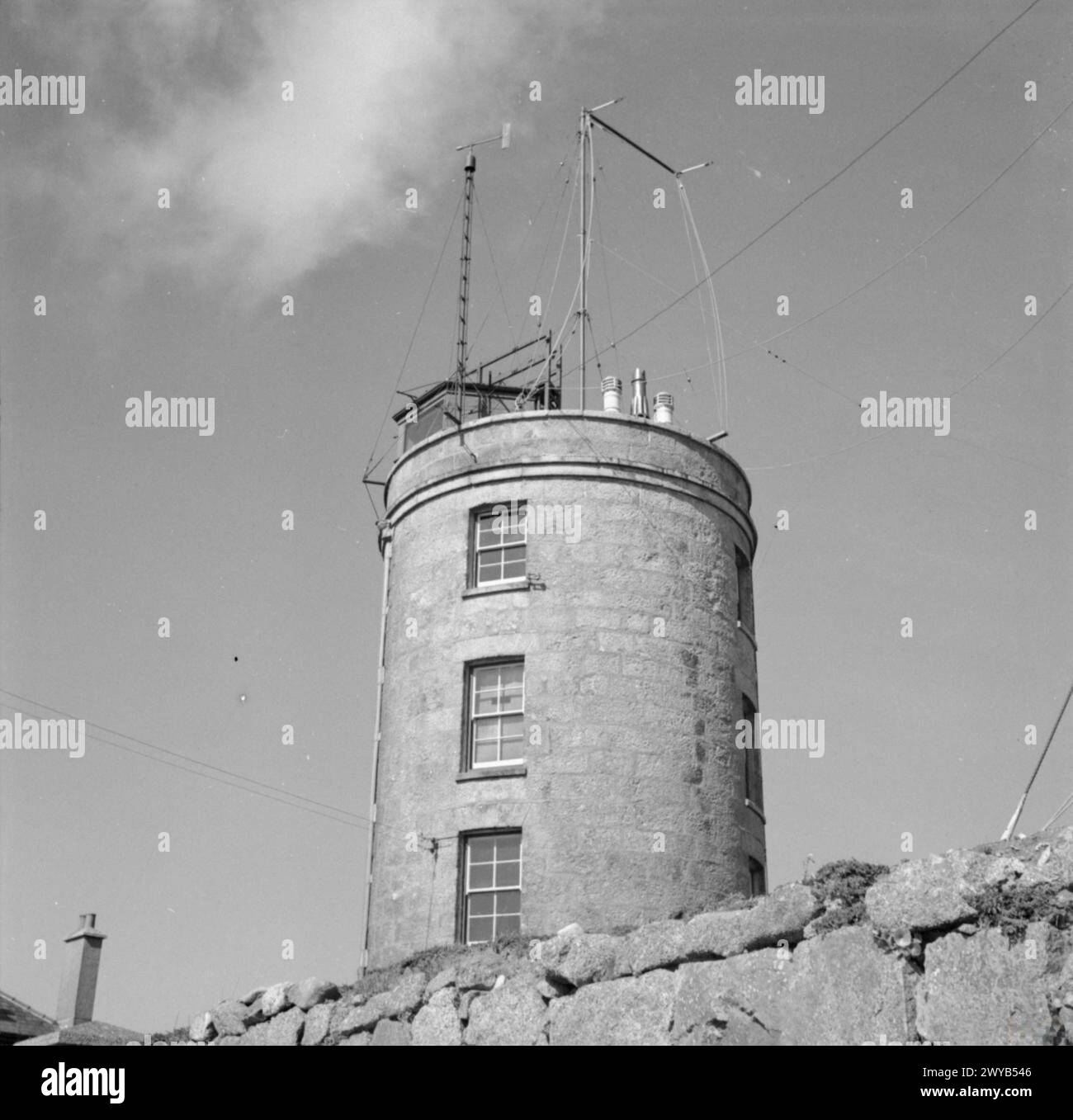 WARTIME IN THE SCILLIES : EVERYDAY LIFE ON THE SCILLY ISLES, 1941 - Une vue saisissante de Telegraph Tower, la tour de guet des garde-côtes située sur le point culminant des îles Scilly (51m), sur St Mary's, 1941. , Banque D'Images