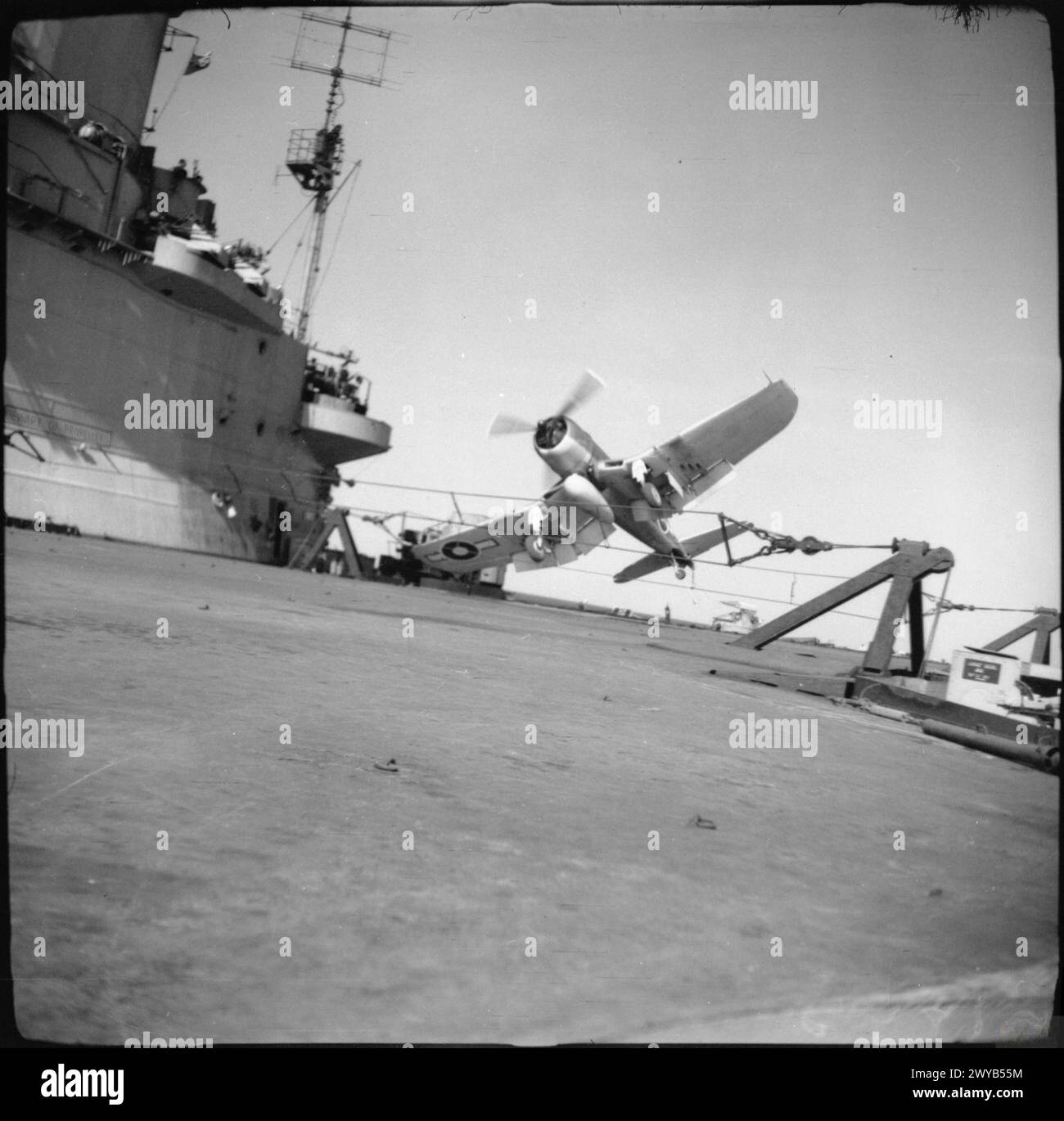 Le lieutenant P S Cole, DSC, RN, achève un atterrissage forcé à bord de son chance-Vought Corsair près du HMS Illustrious après avoir mitraillé des aérodromes à Formosa pendant la première Guerre mondiale Banque D'Images