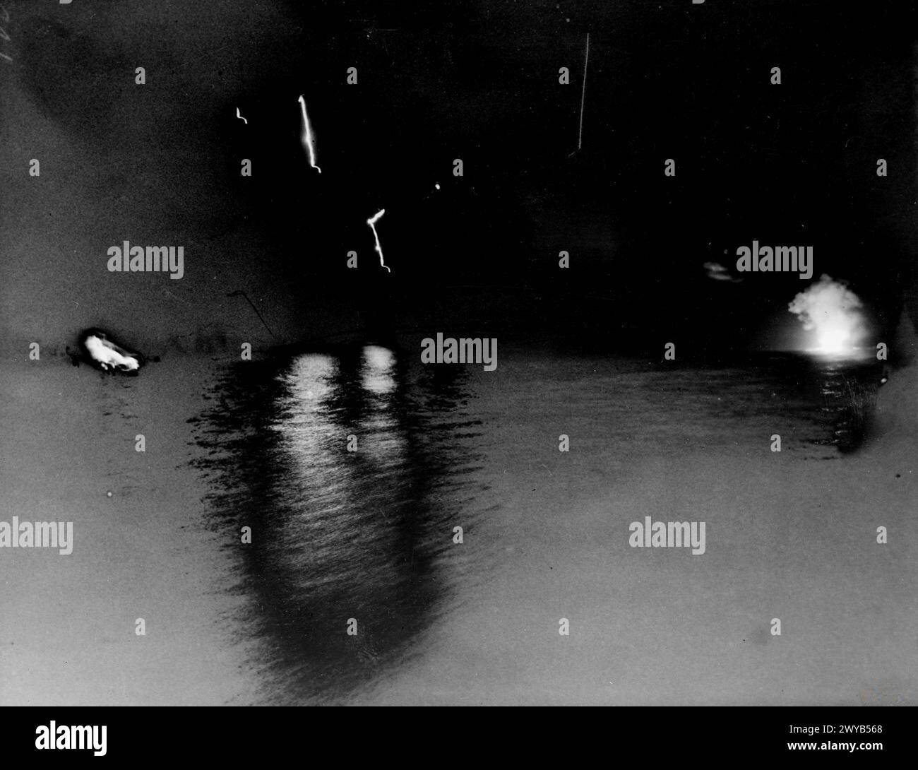 Les 1er et 2 décembre 1942, les navires de sa Majesté Aurora, Sirius, Argonaut, Quiberion et Quentin s'engagent et mettent le feu à deux navires d'un convoi de l'axe à destination de la Tunisie, avec des avions larguant des fusées éclairantes pour éclairer les cibles. Banque D'Images