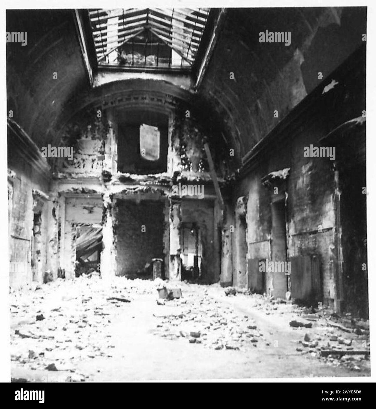 Des photographies à Berlin dépeignent la dévastation de la ville et les personnes déplacées dans un camp de transit. Les images ont été créées par les artistes de guerre Captain long et Mary Kessell pour l'armée britannique du Rhin. Banque D'Images