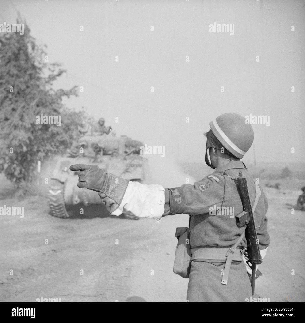 La police militaire de la 1ère division blindée polonaise régule le trafic routier au sud de Caen au début de l'opération Totalise lors de la campagne de Normandie, le 8 août 1944. Banque D'Images