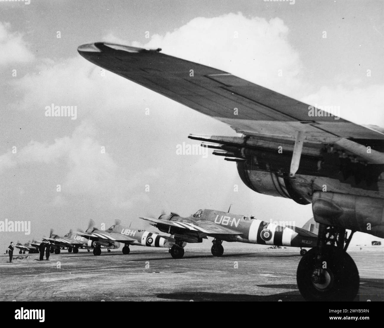 Bristol Beaufighter TF Mark X avions du No. 455 Squadron RAAF se préparent à partir de Langham, Norfolk, pour une mission anti-marine en 1939-1945. Banque D'Images