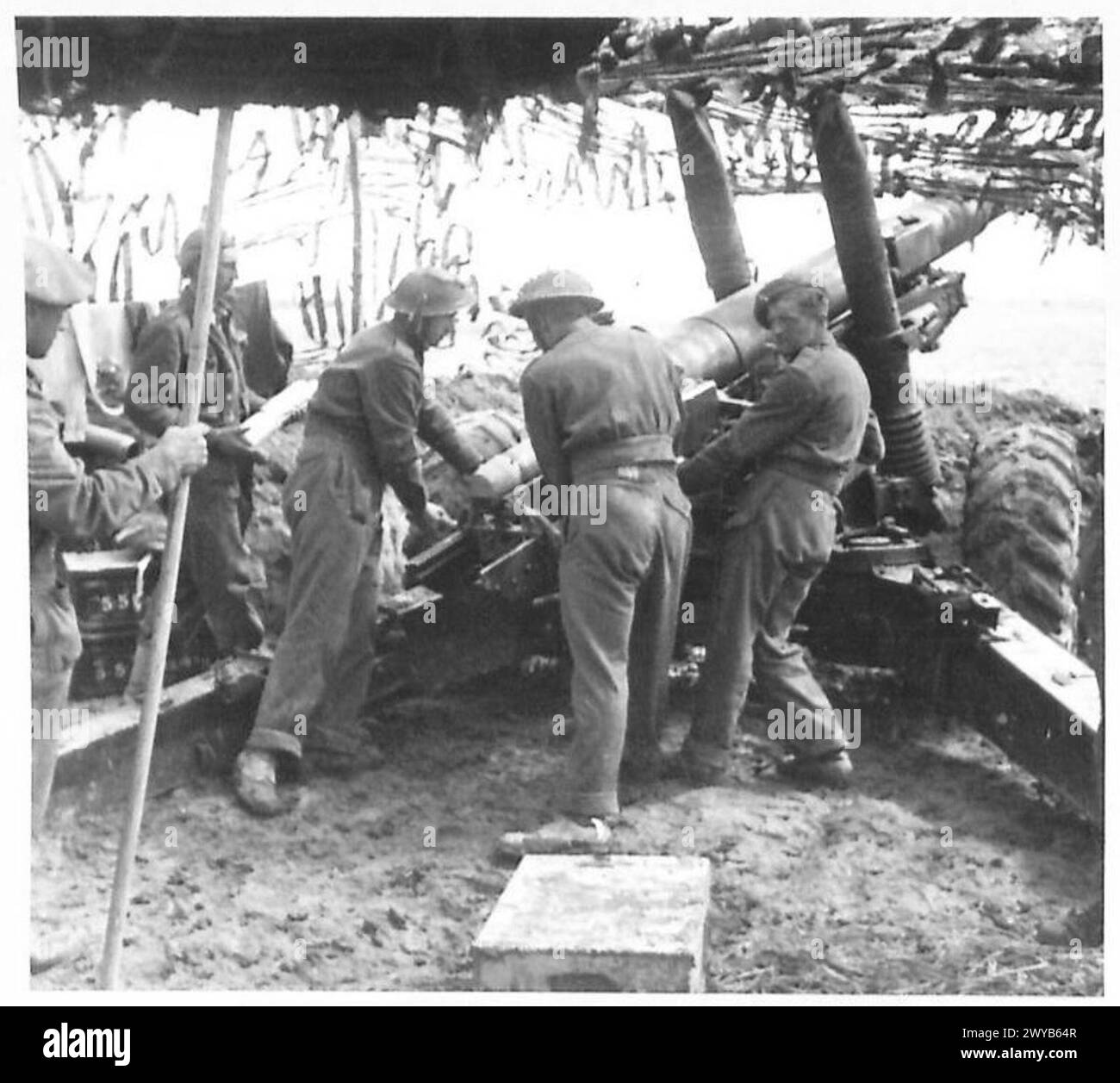 Un canon d'artillerie moyen britannique de 5,5 pouces tirant sur le front de Caen en France pendant la seconde Guerre mondiale, opéré par des artilleurs du 21e groupe d'armées britannique. Banque D'Images