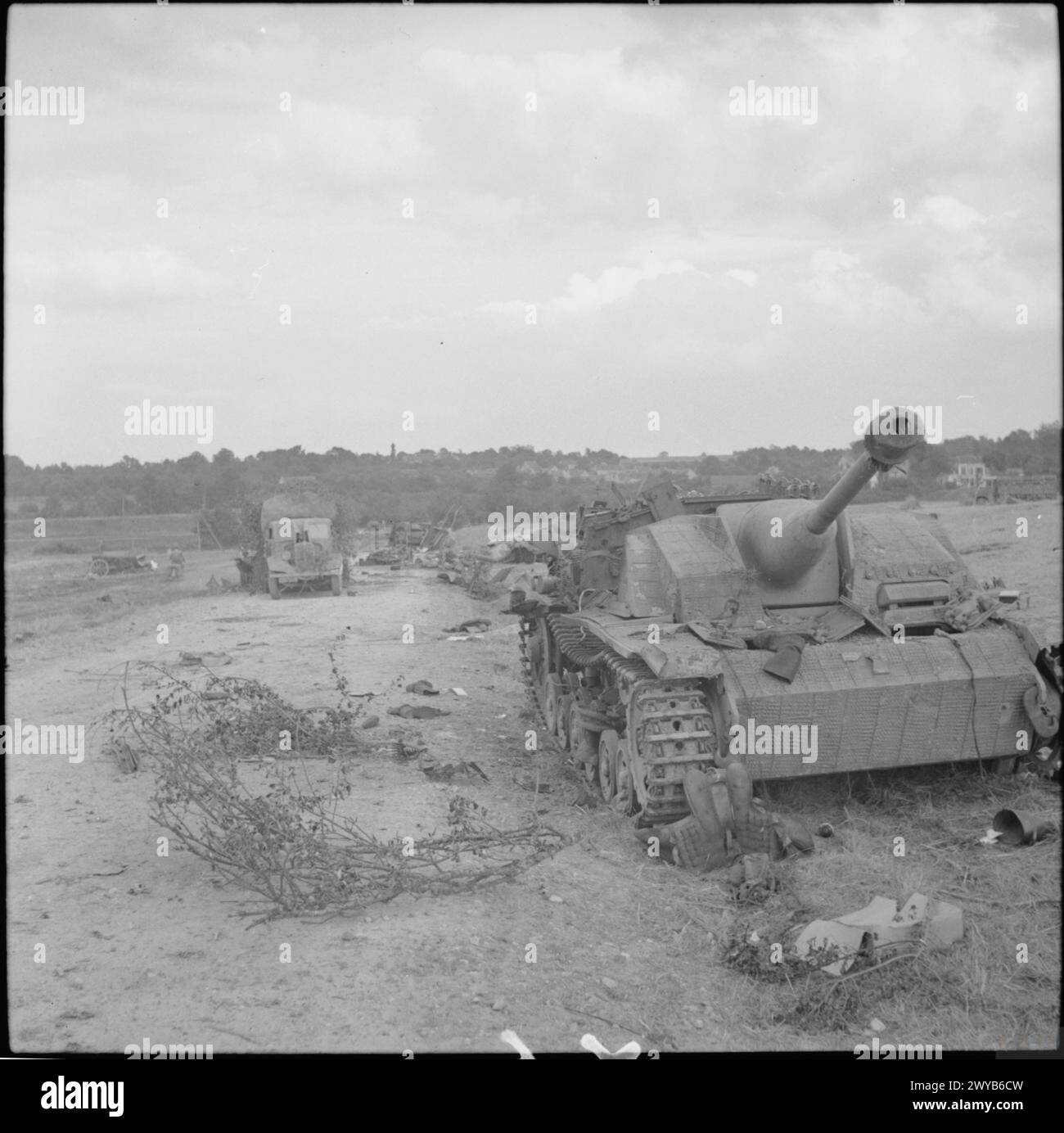 Destruction du canon d'assaut StuG III allemand et des véhicules à peau douce après les attaques des chasseurs-bombardiers alliés, Normandie, 21 août 1944. Banque D'Images