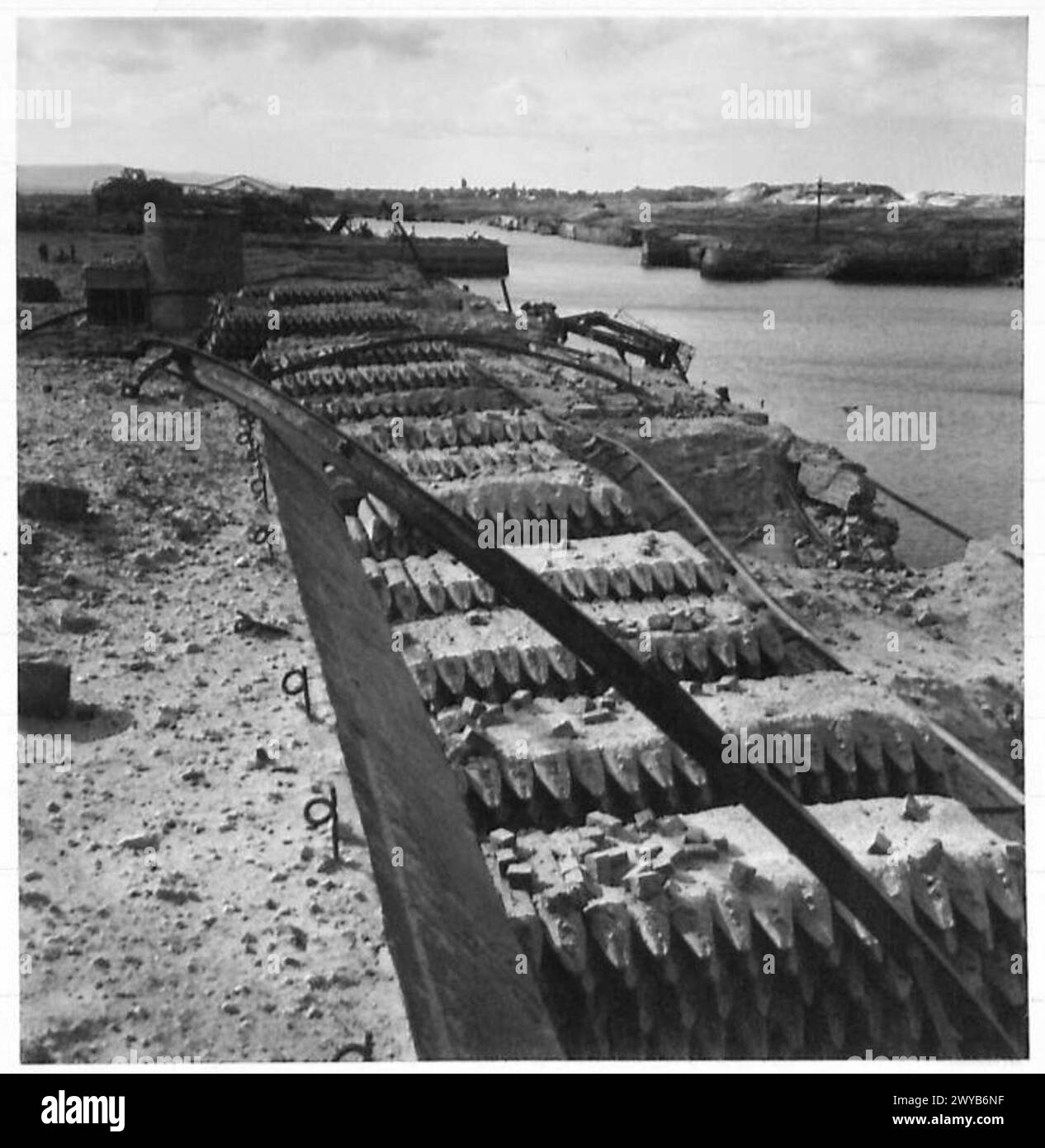 Du matériel pour les défenses allemandes inachevées est vu à Calais alors que la vie revient dans la ville après l'occupation. Banque D'Images