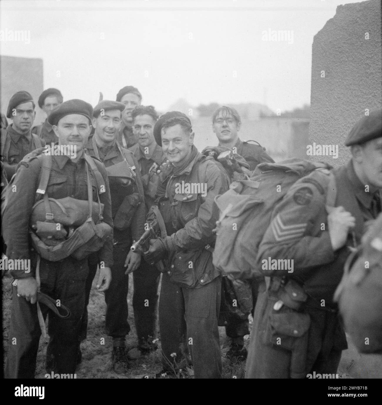 Le 6 juin 1944, des commandos de la 1re brigade de services spéciaux débarquent sur la plage de Queen Red dans la région de Sword lors de l'invasion de Normandie. Banque D'Images
