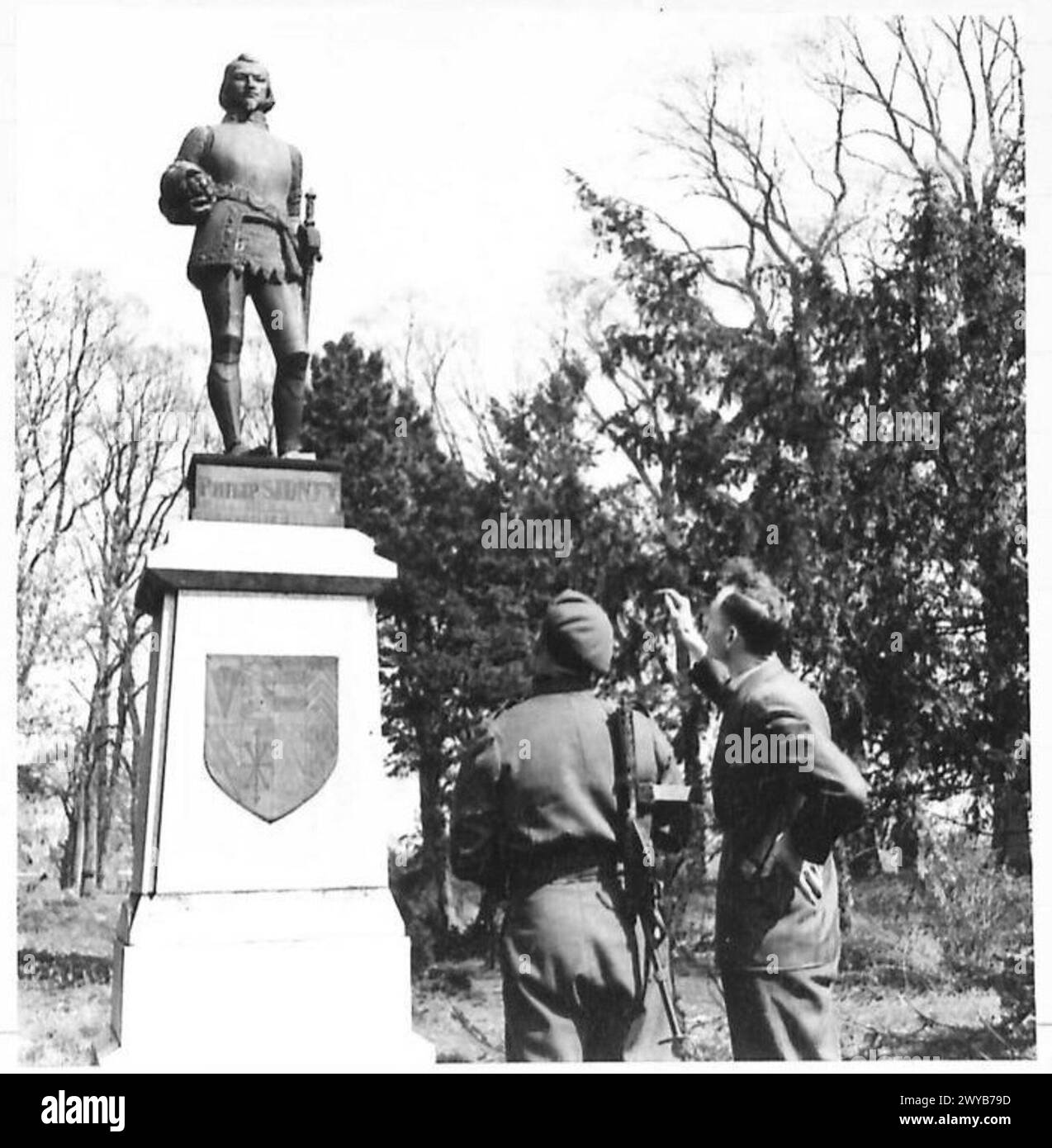 Un habitant de Zutphen raconte l'histoire de Sir Philip à un soldat britannique après la chute de la ville, British Army, 21st Army Group. Banque D'Images