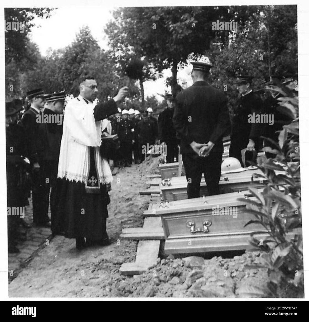 Un enterrement pour les officiers de police bruxellois exécutés par les forces allemandes est organisé dans un cimetière pendant la première Guerre mondiale Banque D'Images