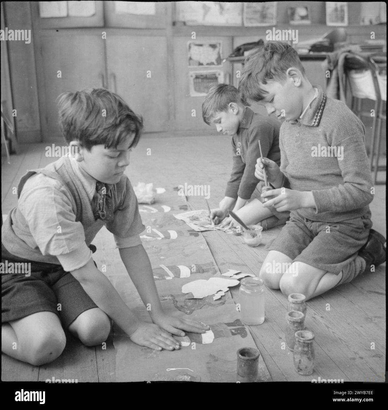 En 1944, les enfants de l'école primaire de Fen Ditton, Cambridgeshire, ont conçu et réalisé des décorations de Noël dans le cadre d'activités en classe. Banque D'Images