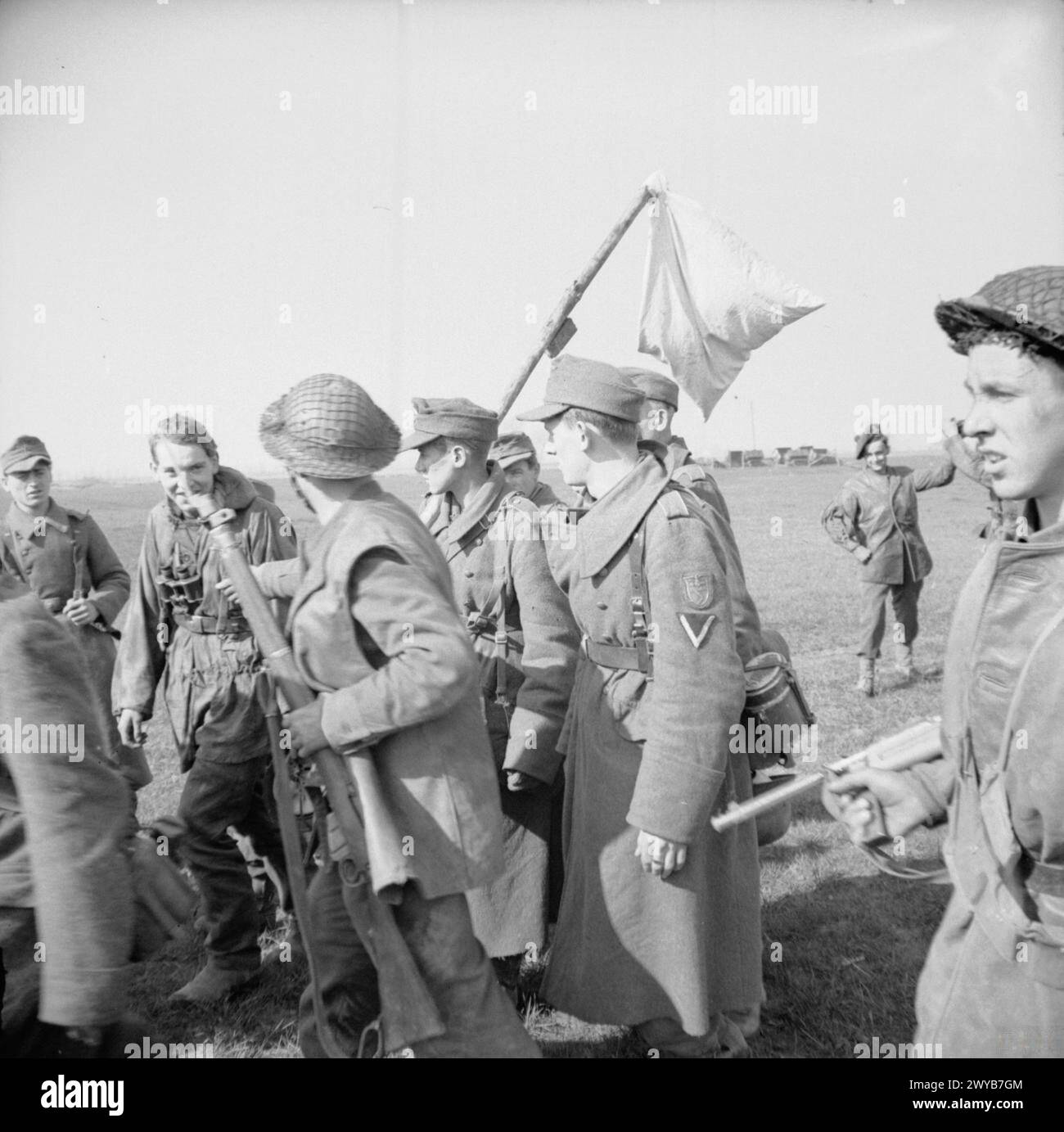 Les hommes du 7th Seaforth Highlanders gardent les prisonniers allemands lors de la traversée du Rhin le 24 mars 1945 en Europe du Nord-Ouest. Banque D'Images