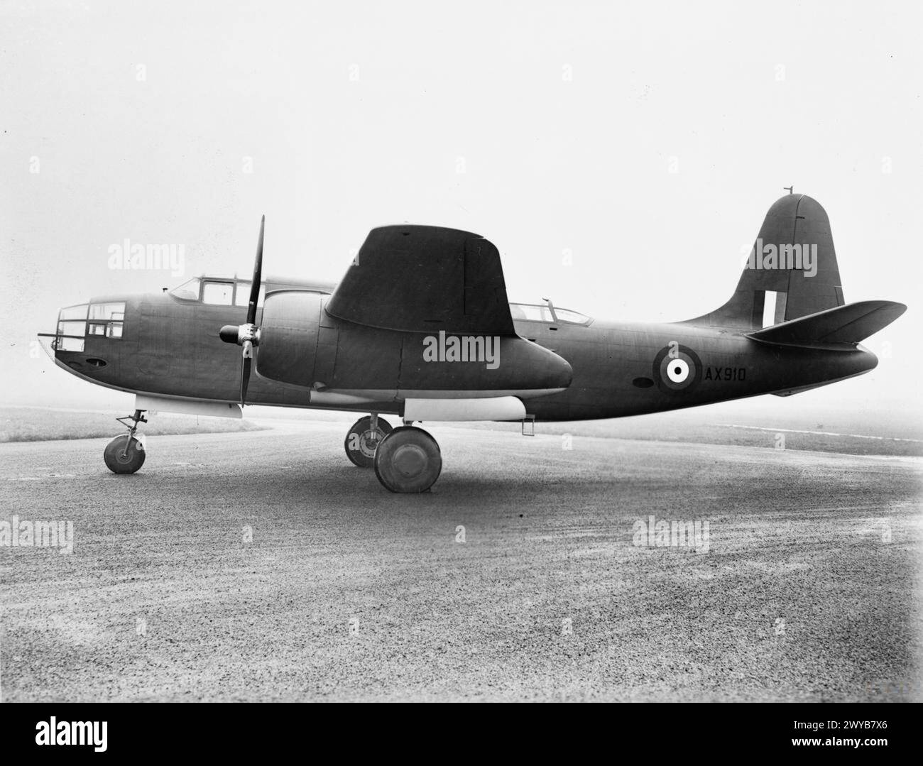 AVIONS AMÉRICAINS DANS LE SERVICE DE LA ROYAL AIR FORCE 1939-1945, DOUGLAS DB-7 HAVOC. - Havoc Mark I, AX910, au sol. Une partie d'une commande ex-française pour Bostons, qui ont tous été convertis en Havocs pour le service de la RAF. L'AX910 a mené des essais d'armement avec l'Aircraft Gun Mounting Establishment et l'Air Fighting Development Unit, avant une brève période de service avec le No. 25 Squadron RAF en juillet-août 1941. Il sert finalement avec le No 1453 (chasseur) Flight à Wittering, Huntingdonshire, avant de s'écraser à Aldwinkle St Peters, Northamptonshire, le 3 avril 1942. , Royal Air Force, Air Fighting développer Banque D'Images