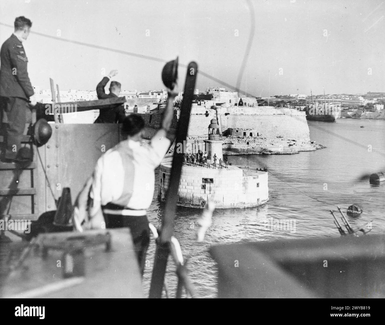Un convoi de Malte arrive à Grand Harbour le 13 août 1942, acclamé par une foule sur les bastions ; photographié depuis la timonerie du port avec un canon Oerlikon de 20 mm. Banque D'Images