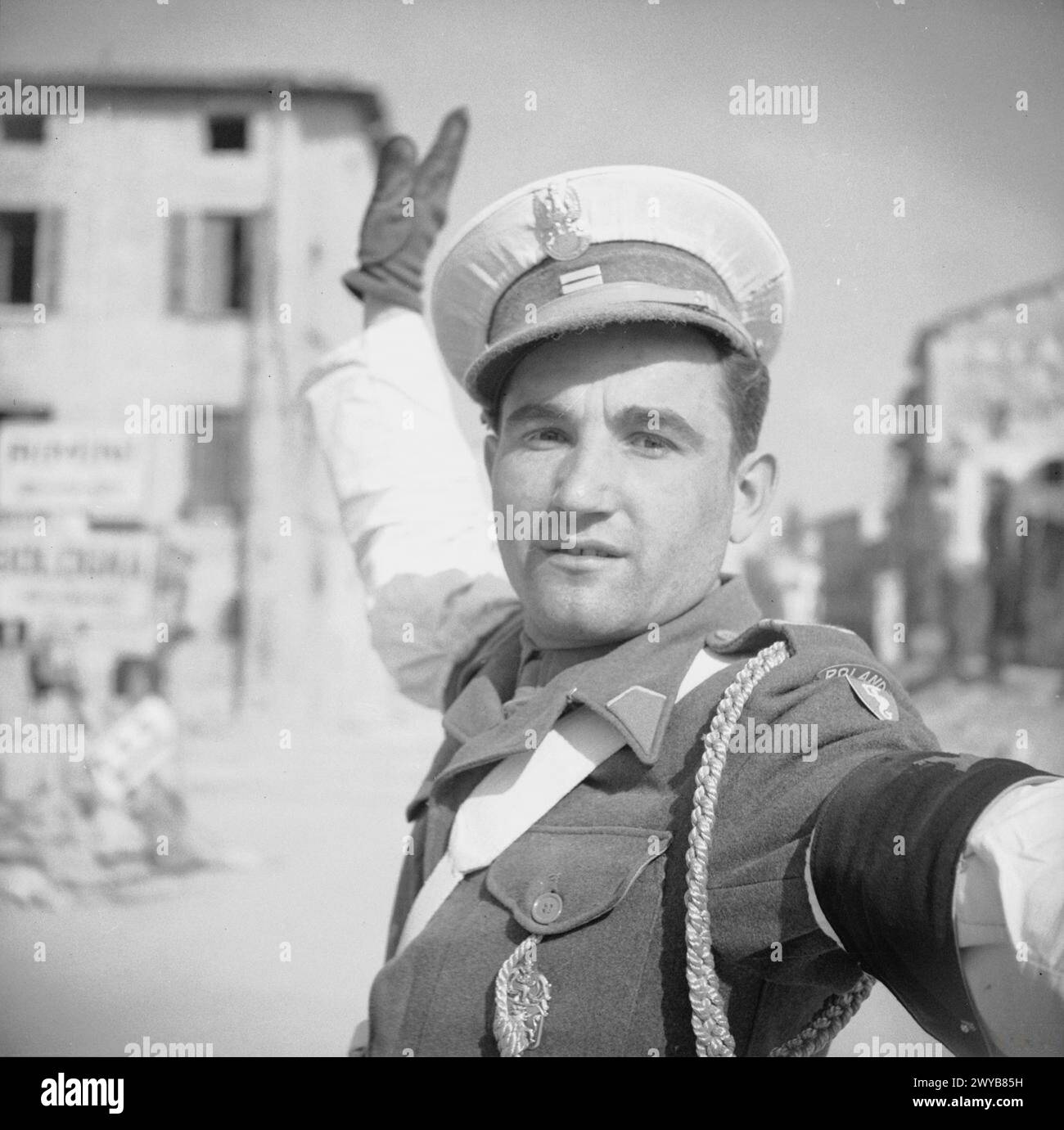 Le caporal Bronisław Zagórski du 5e escadron de police militaire de la 5e division de Kresowa dirige la circulation sur la route Brisighella-Russi le 17 mars 1945, accompagné de policiers militaires de cinq autres Nations. Banque D'Images